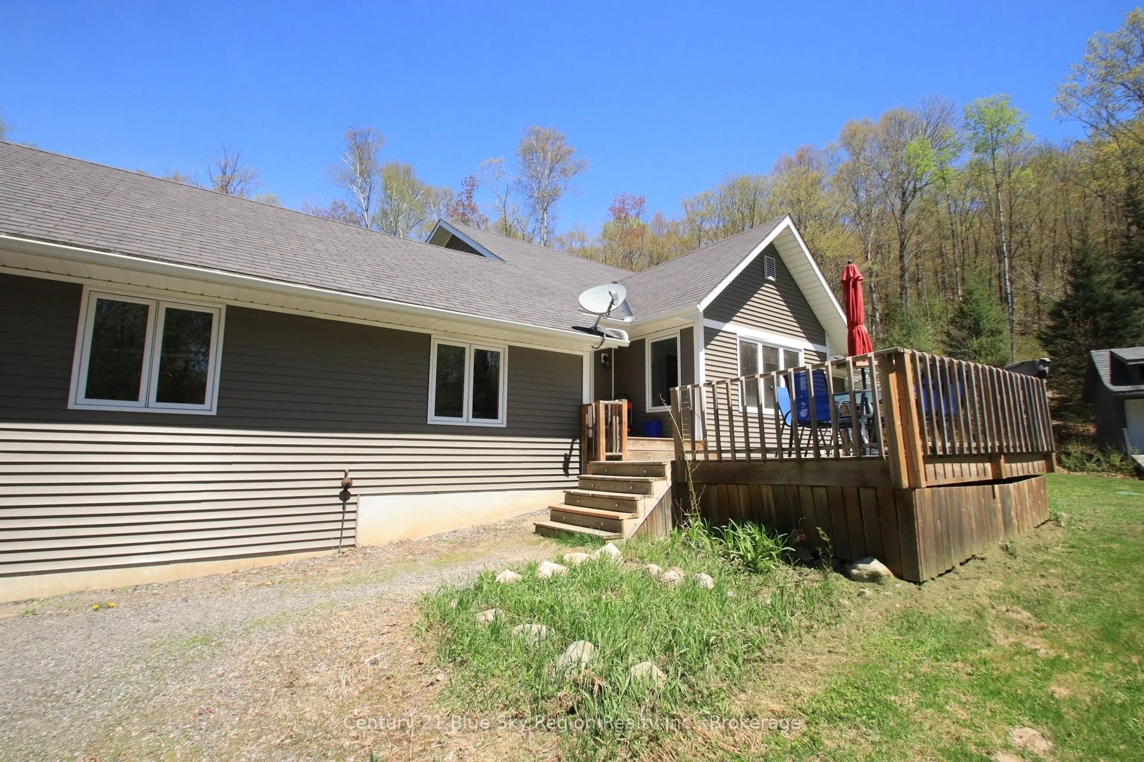 Home with vinyl exterior material, unknown for 120 Forestry Rd, Powassan Ontario P0H 2L0