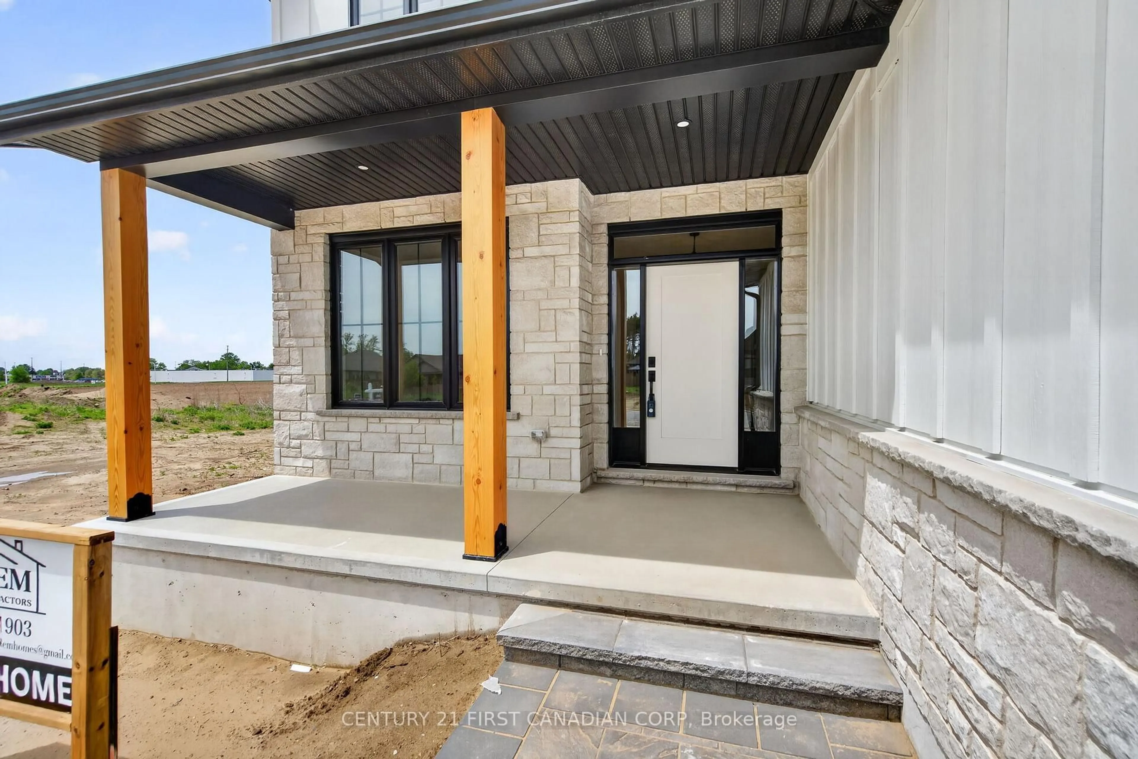 Indoor entryway for 61 Hardy Dr, Strathroy-Caradoc Ontario N7G 0G2