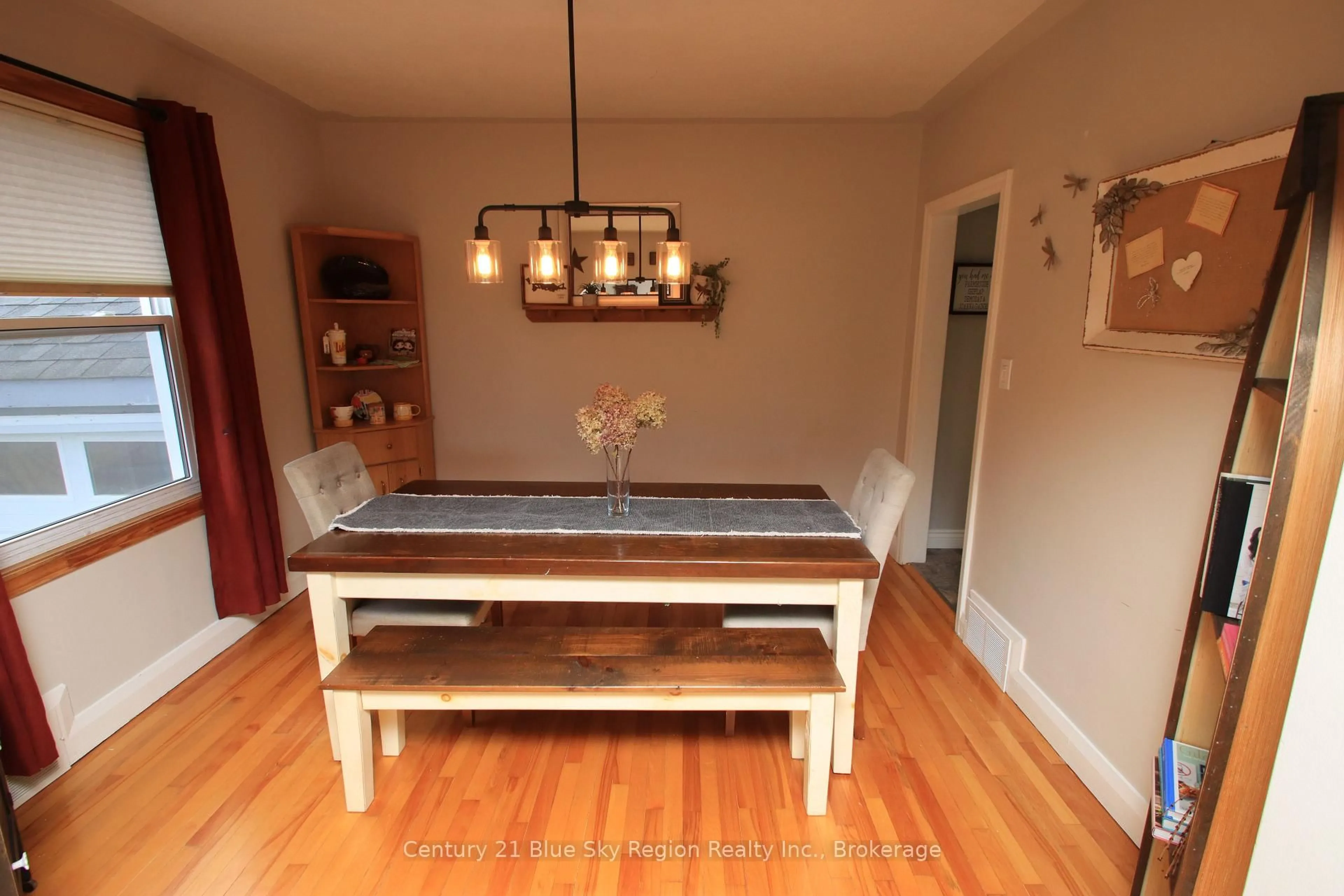 Dining room, wood/laminate floor for 773 Scollard St, North Bay Ontario P1B 5A3
