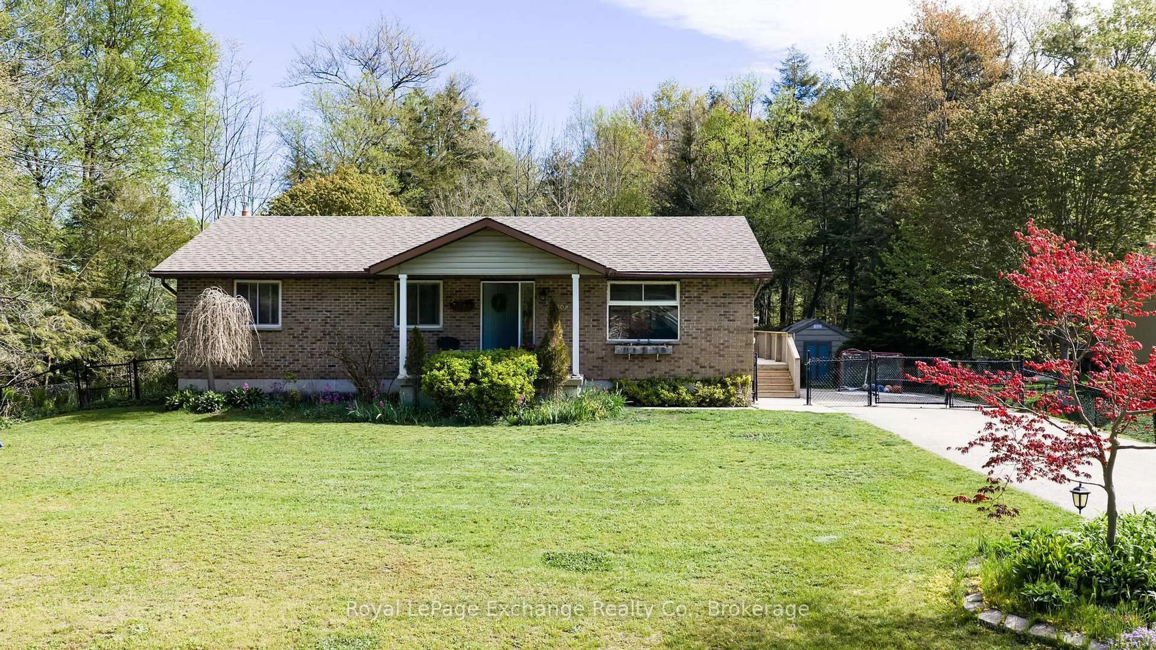 Home with vinyl exterior material, street for 609 Tuscarora Rd, Huron-Kinloss Ontario N2Z 2X3