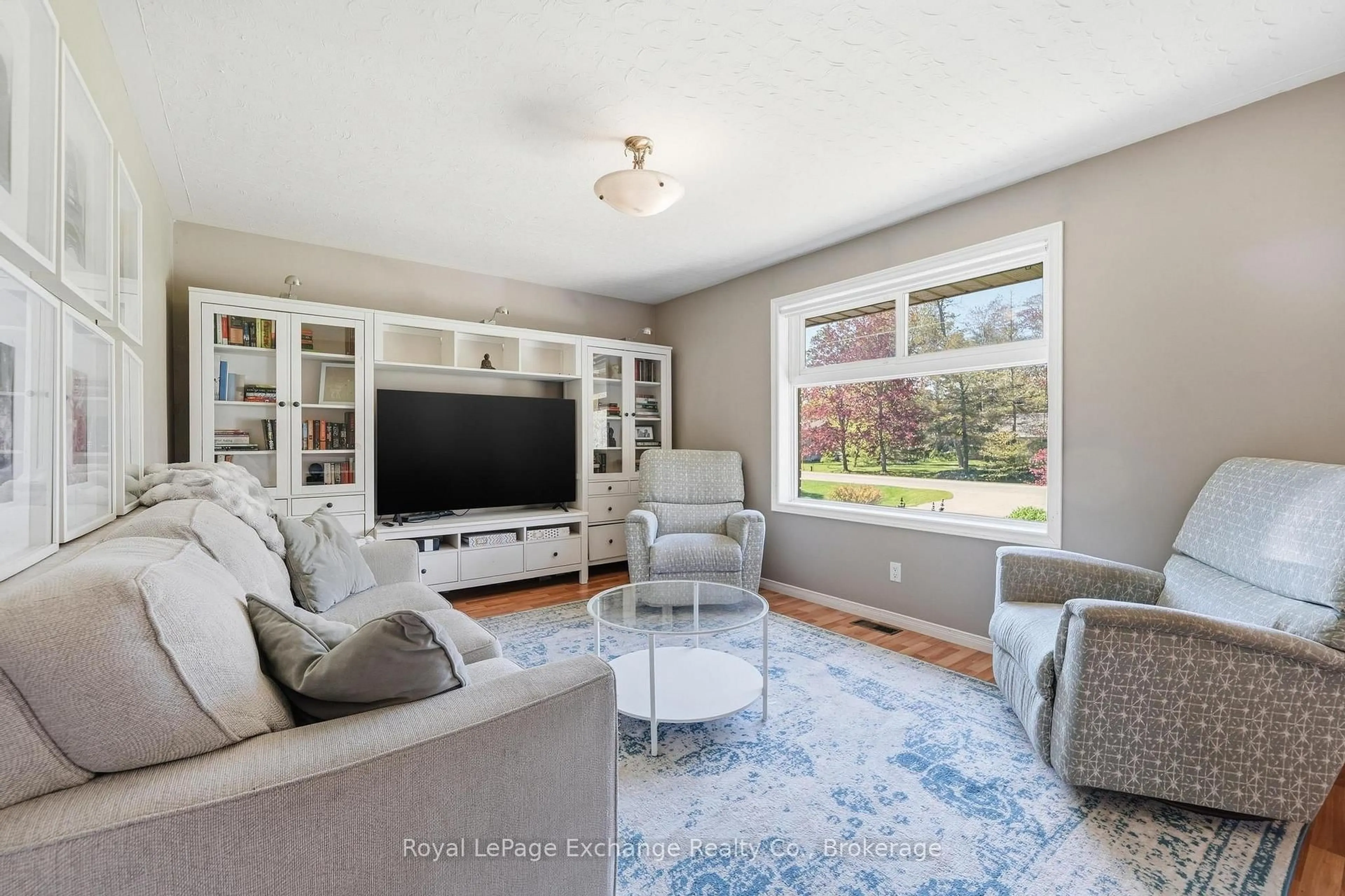 Living room with furniture, unknown for 609 Tuscarora Rd, Huron-Kinloss Ontario N2Z 2X3