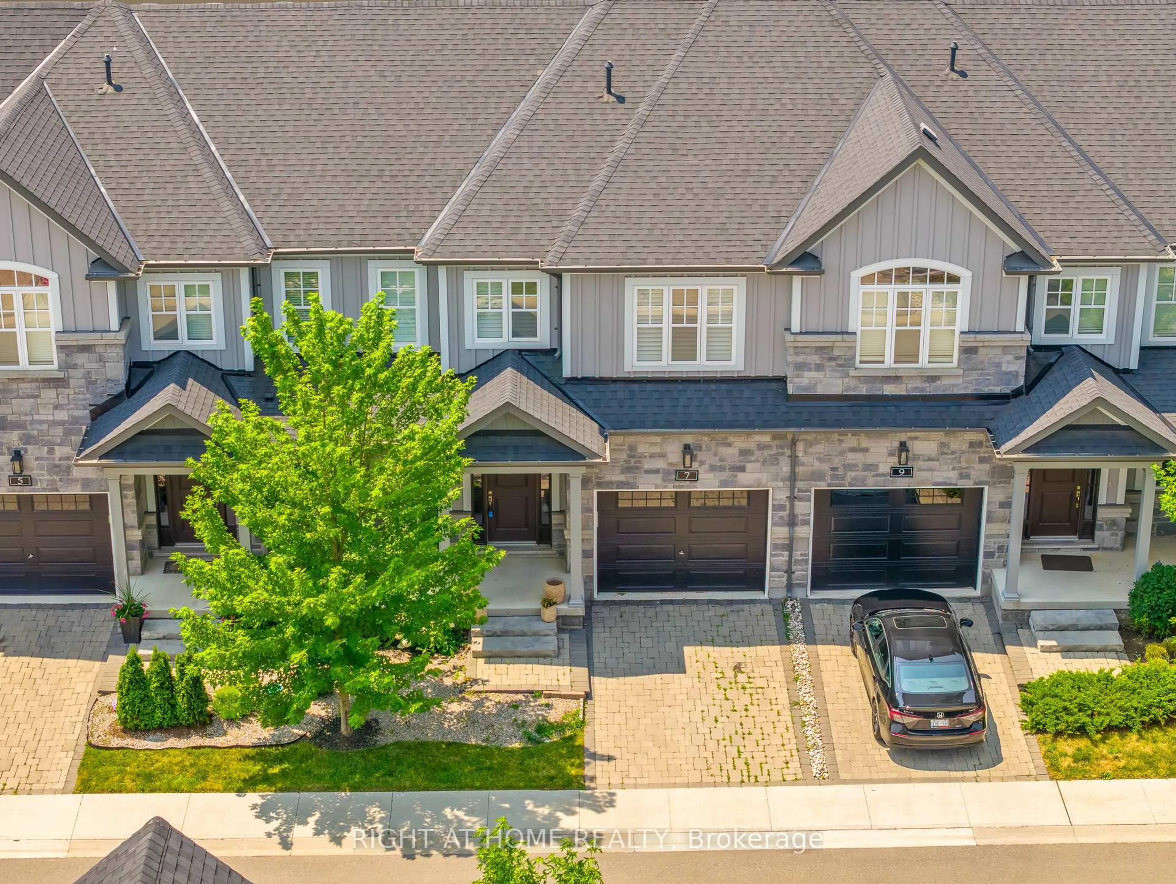 A pic from outside/outdoor area/front of a property/back of a property/a pic from drone, street for 7 Windsor Circ, Niagara-on-the-Lake Ontario L0S 1J0