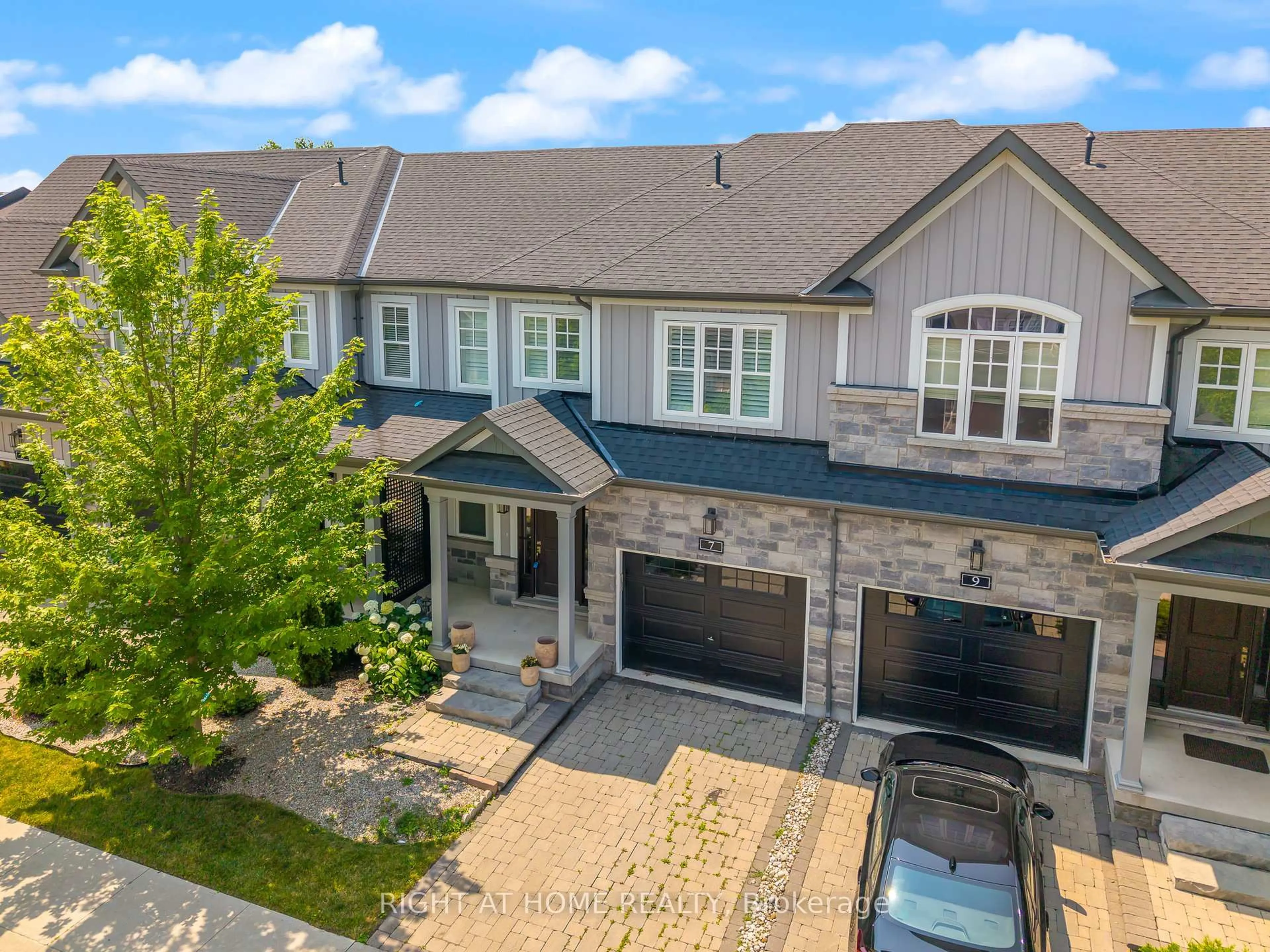 A pic from outside/outdoor area/front of a property/back of a property/a pic from drone, street for 7 Windsor Circ, Niagara-on-the-Lake Ontario L0S 1J0