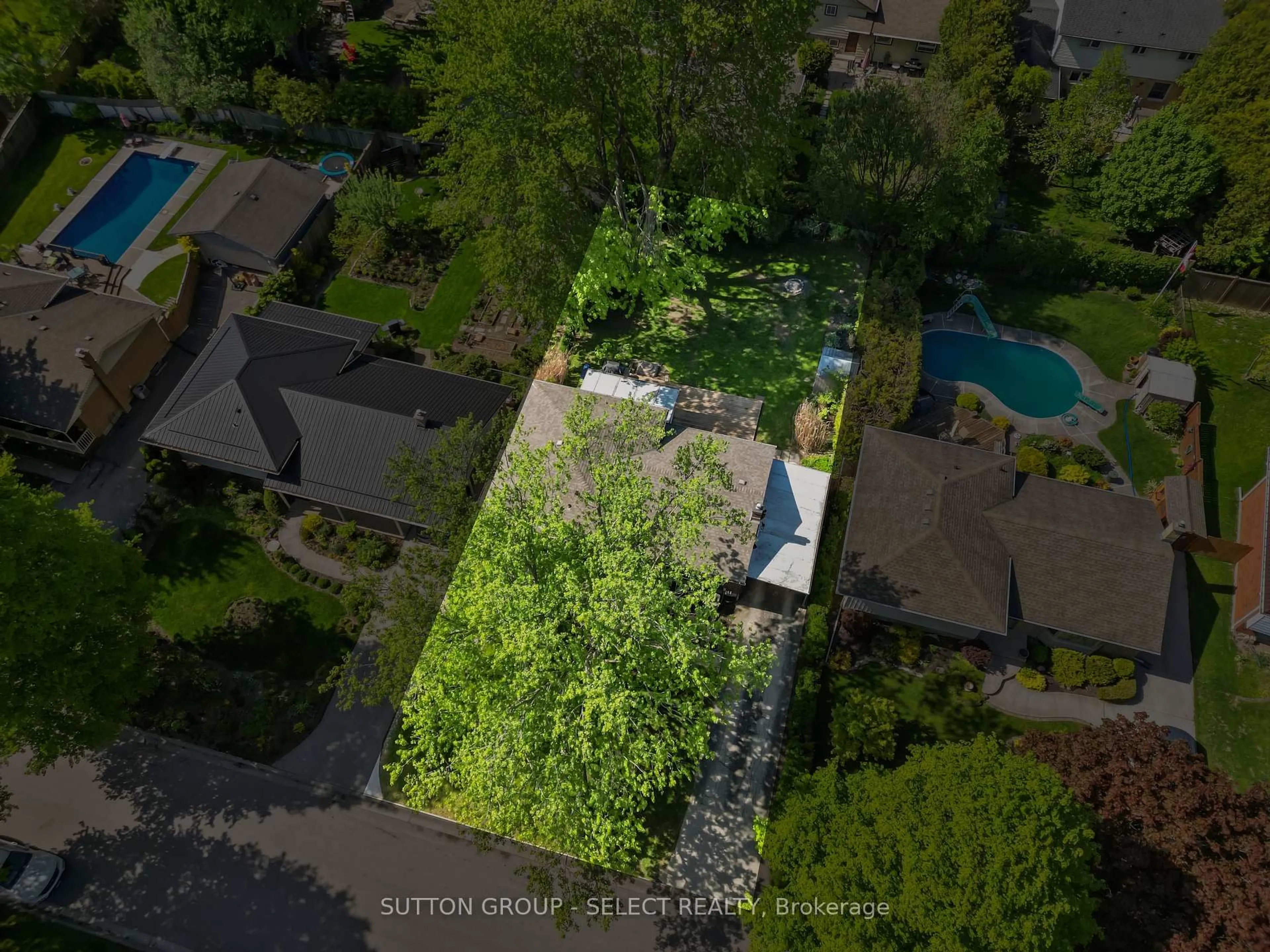 A pic from outside/outdoor area/front of a property/back of a property/a pic from drone, street for 14 Notre Dame Cres, London South Ontario N6J 2G1