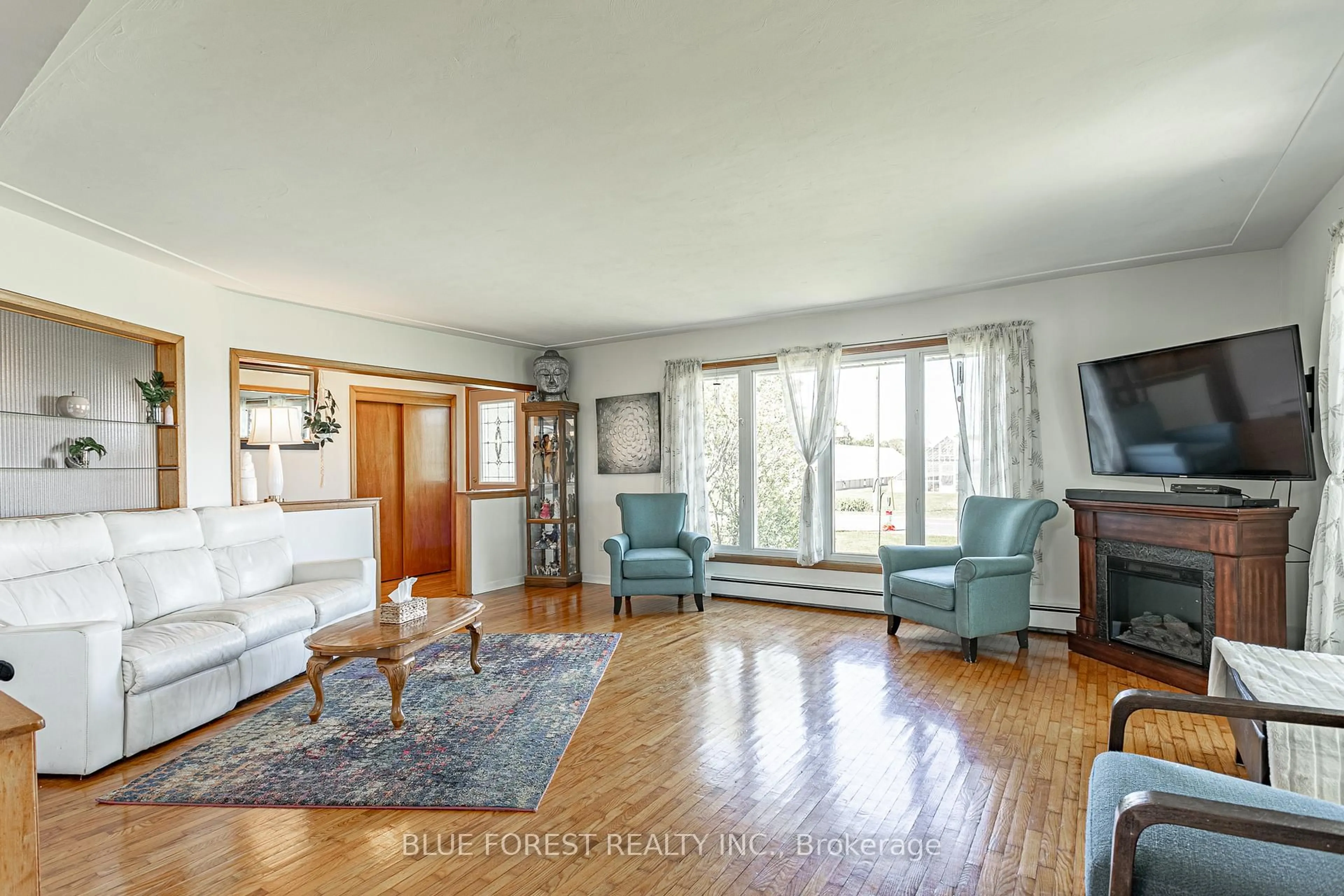 Living room with furniture, unknown for 48449 Jamestown Line, Malahide Ontario N5H 2R2