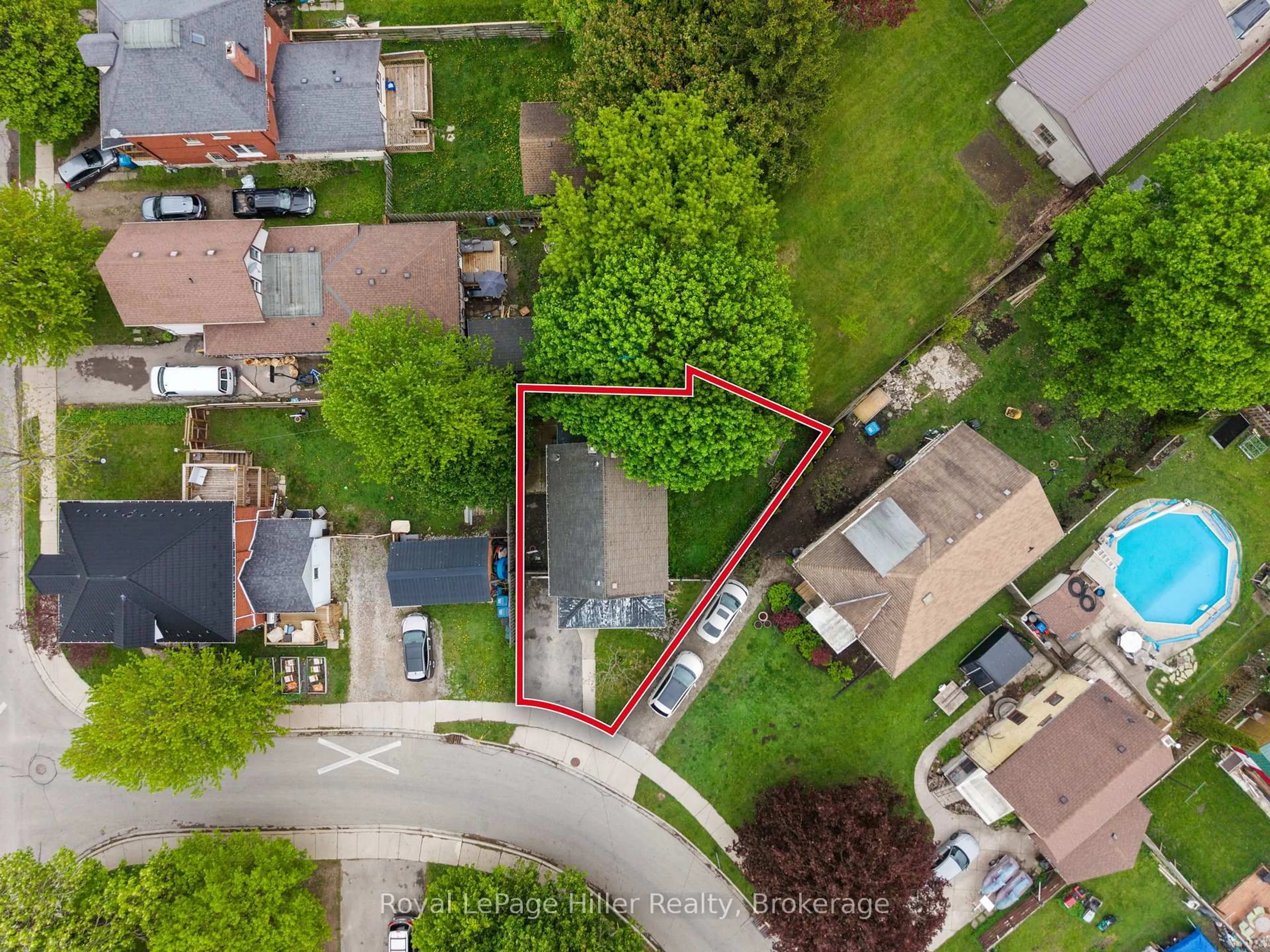 A pic from outside/outdoor area/front of a property/back of a property/a pic from drone, street for 211 Nelson St, Stratford Ontario N5A 2K4