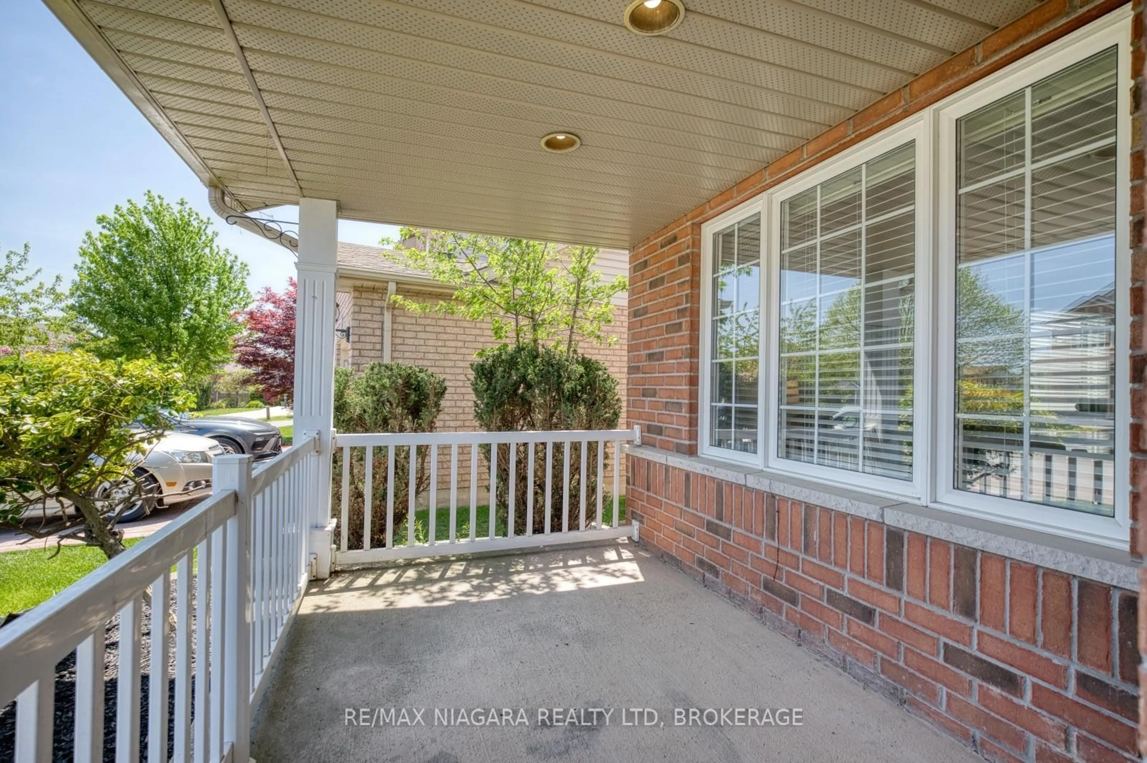 Patio, street for 47 Honey Locust Circ, Thorold Ontario L2V 5E2