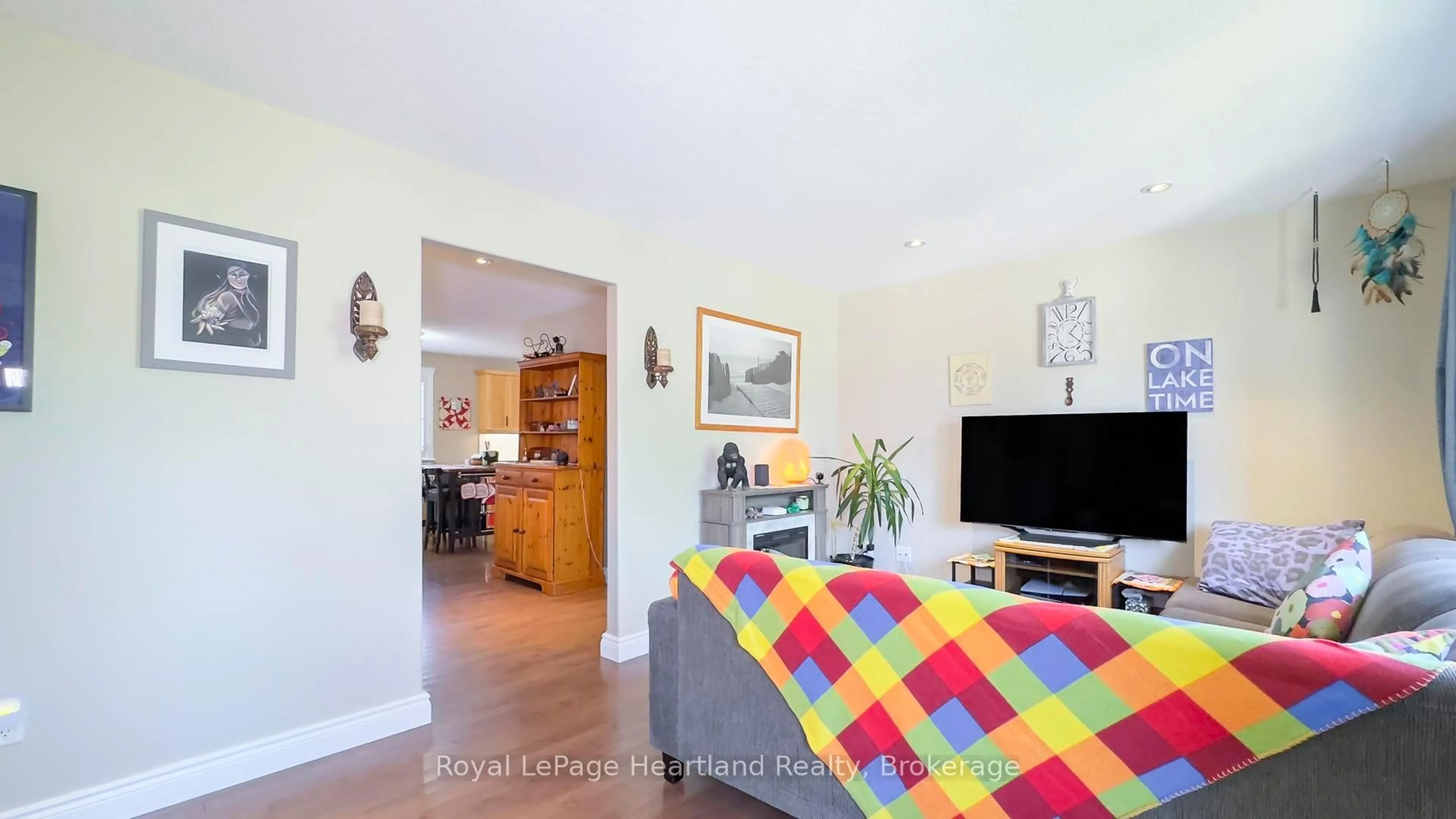 Living room with furniture, wood/laminate floor for 39 BALVINA Dr, Goderich Ontario N7A 4L2
