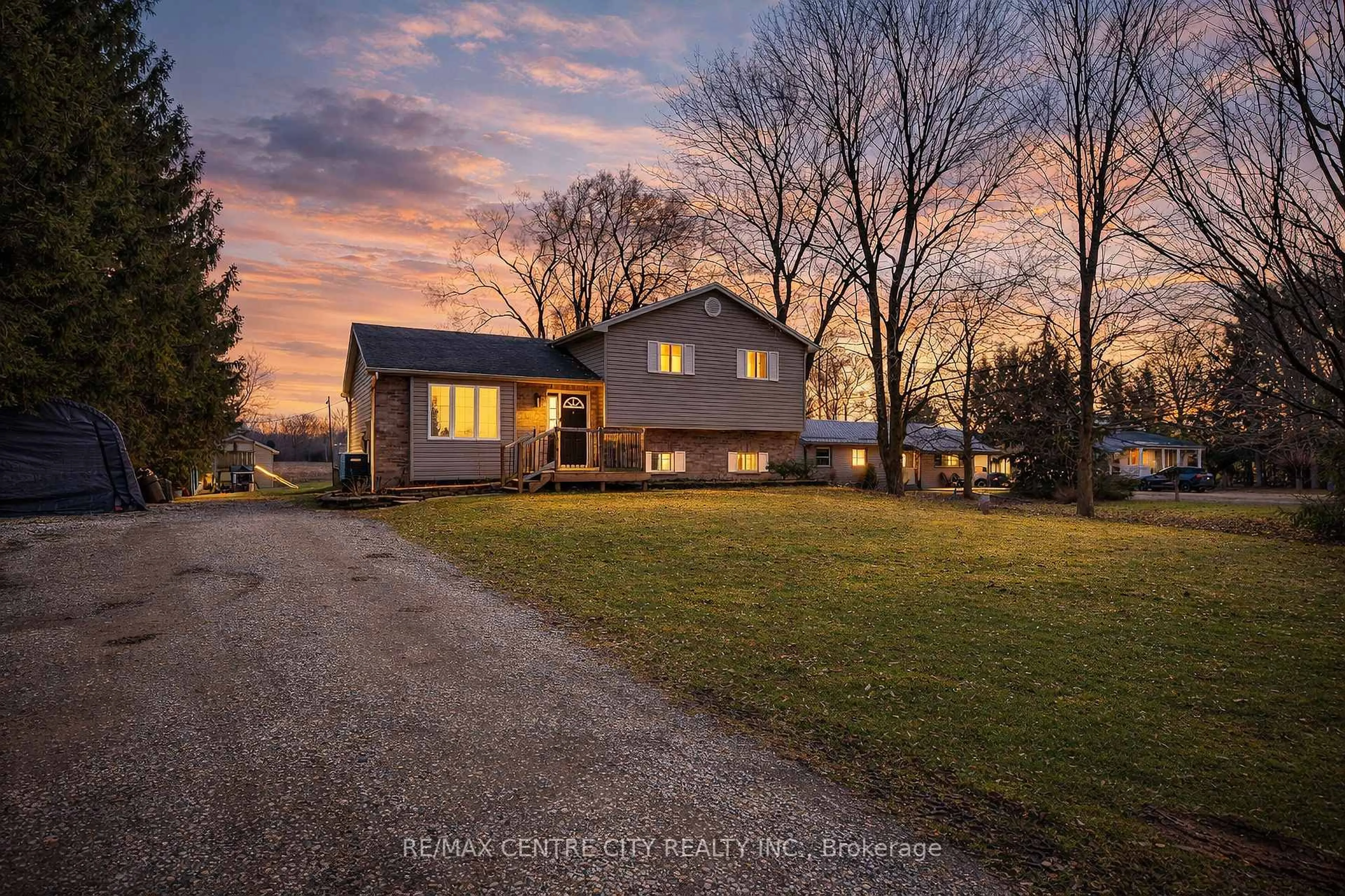 A pic from outside/outdoor area/front of a property/back of a property/a pic from drone, unknown for 2623 Avon Dr, Malahide Ontario N0L 1B0