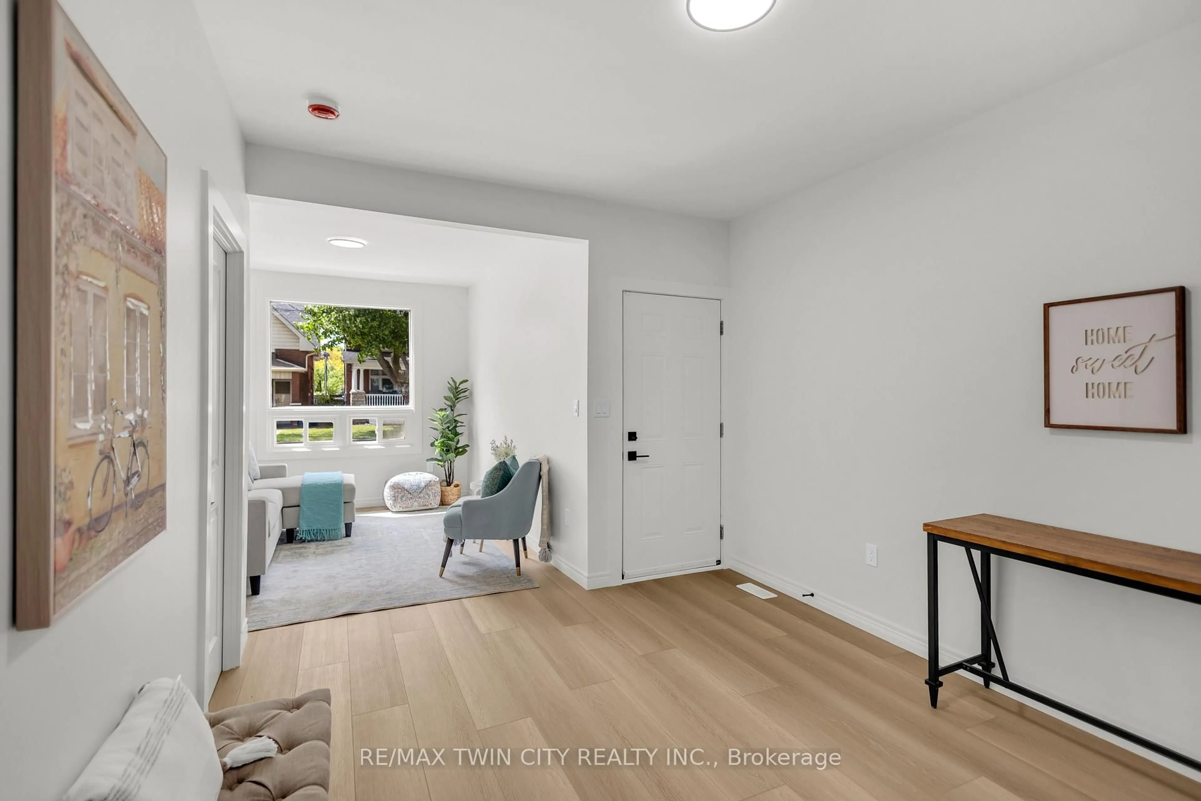 Indoor entryway for 212 Chatham St, Brantford Ontario N3S 4G8