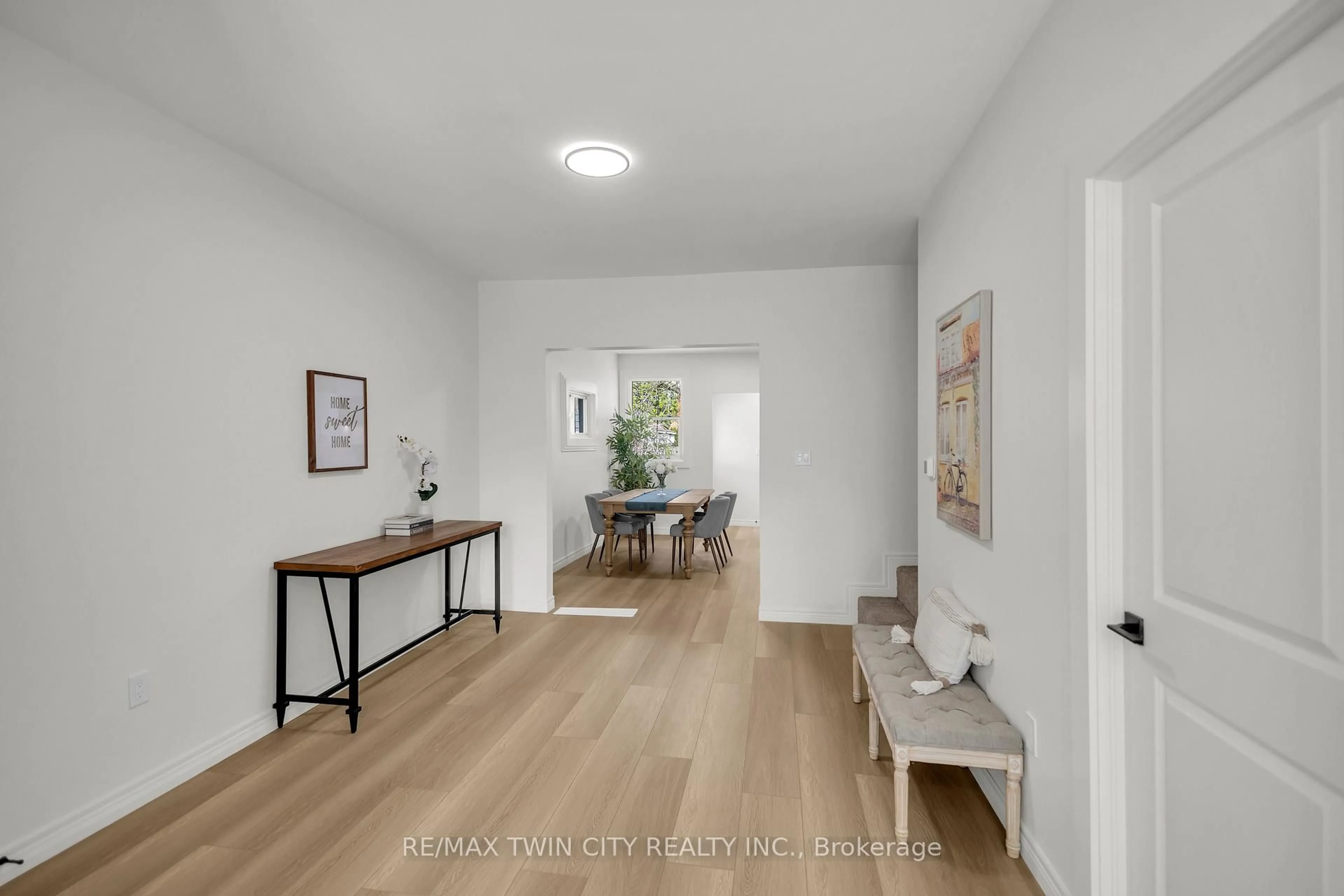 Indoor entryway for 212 Chatham St, Brantford Ontario N3S 4G8