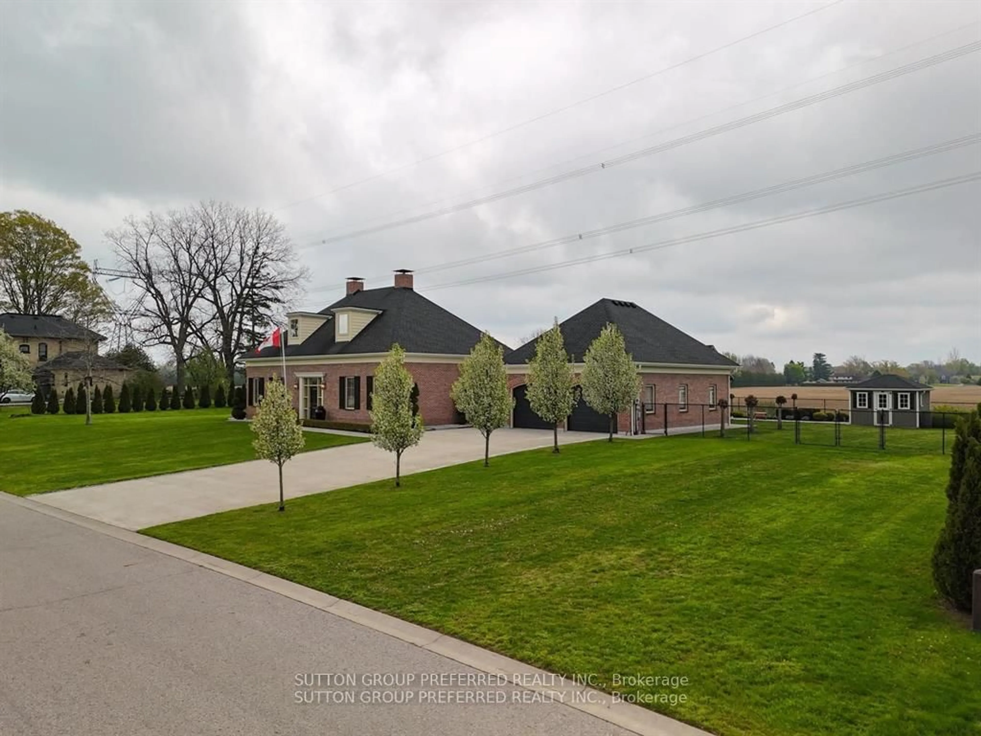 A pic from outside/outdoor area/front of a property/back of a property/a pic from drone, street for 13 River Oaks Dr, Norwich Ontario N0J 1R0