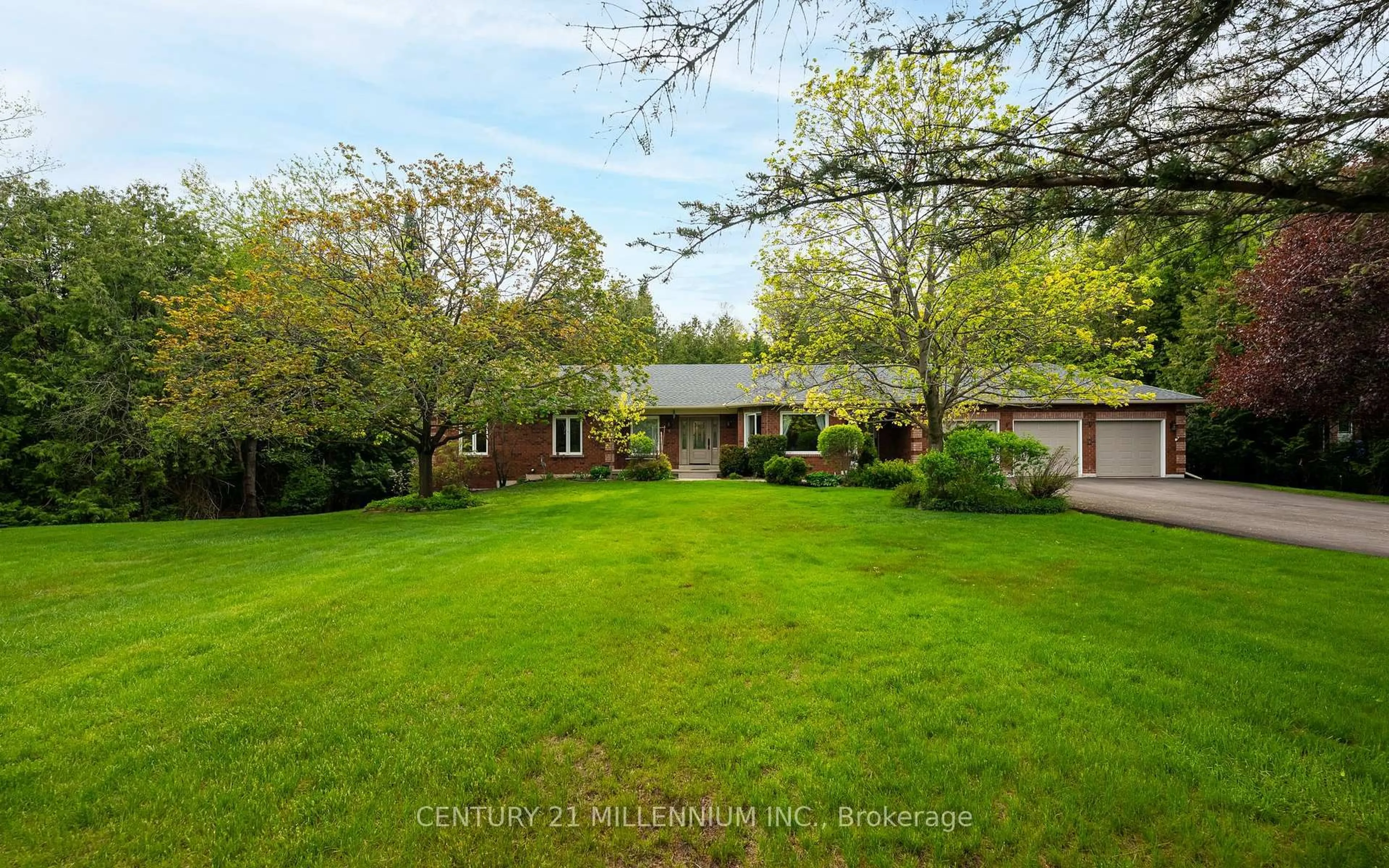A pic from outside/outdoor area/front of a property/back of a property/a pic from drone, unknown for 4 Brucedale Blvd, Mono Ontario L9W 4N9