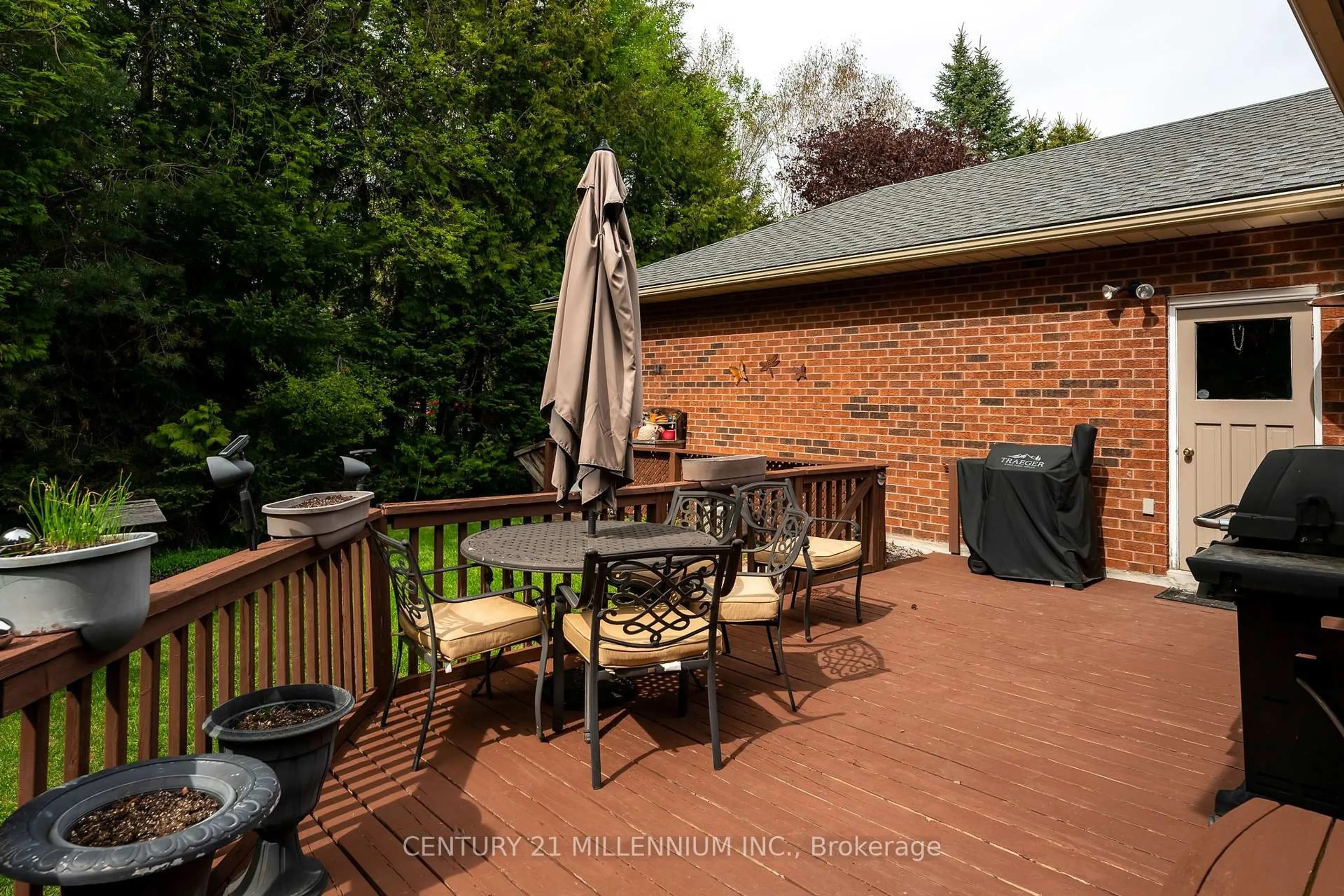 Patio, unknown for 4 Brucedale Blvd, Mono Ontario L9W 4N9