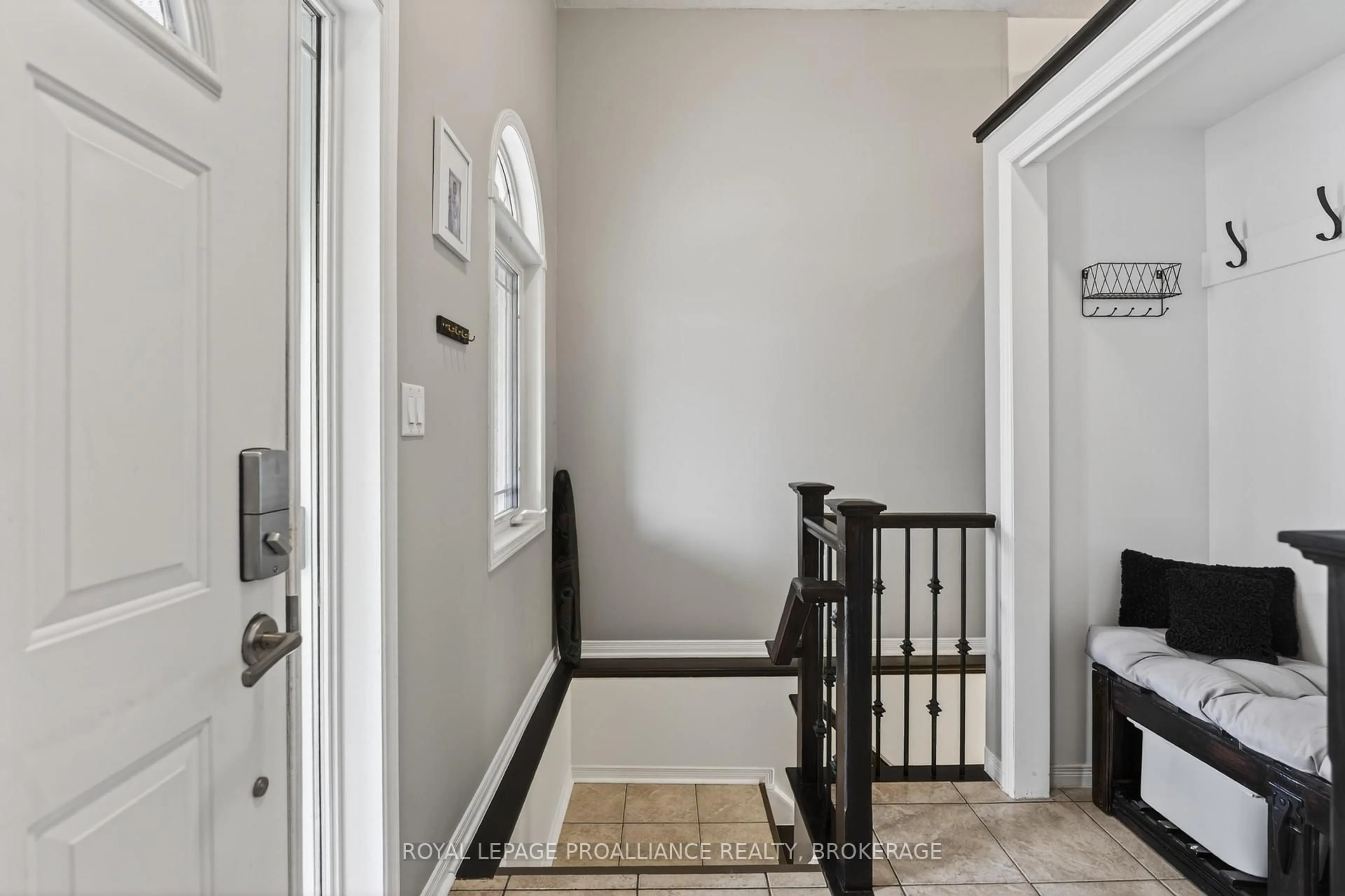 Indoor entryway for 459 Maureen St, Kingston Ontario K7K 7M1