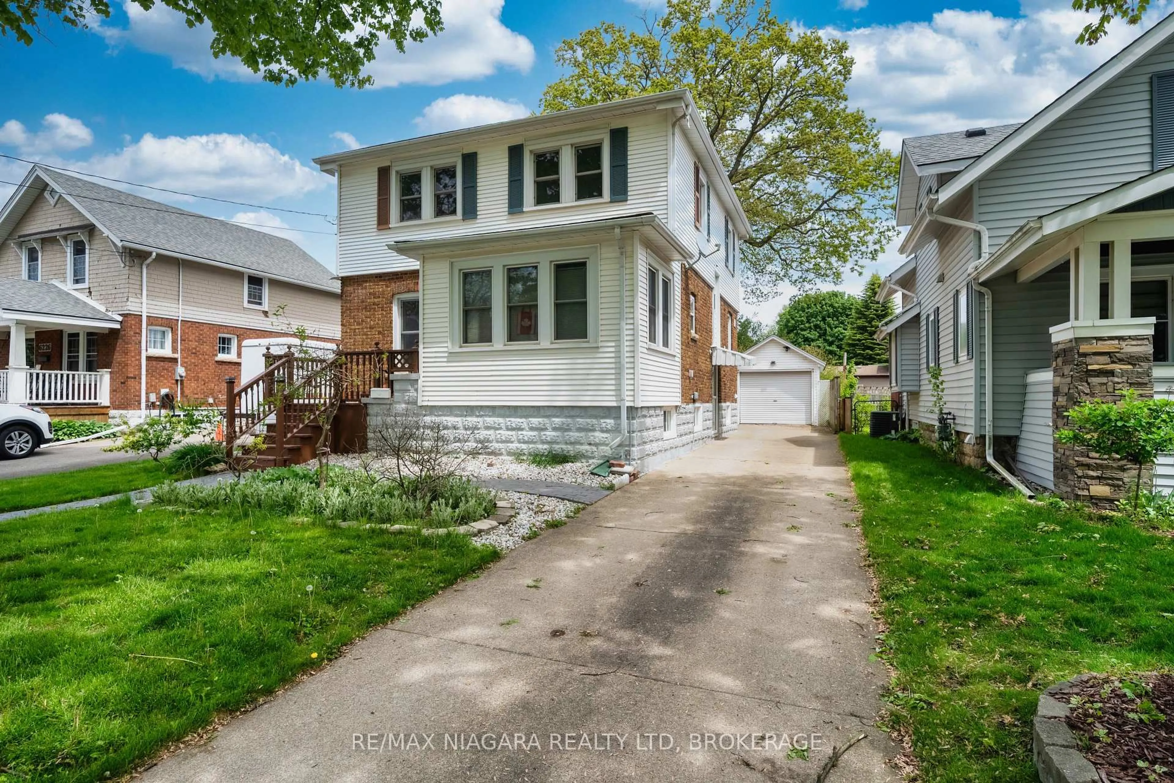 Home with vinyl exterior material, street for 6238 Pine Grove Ave, Niagara Falls Ontario L2G 4J2