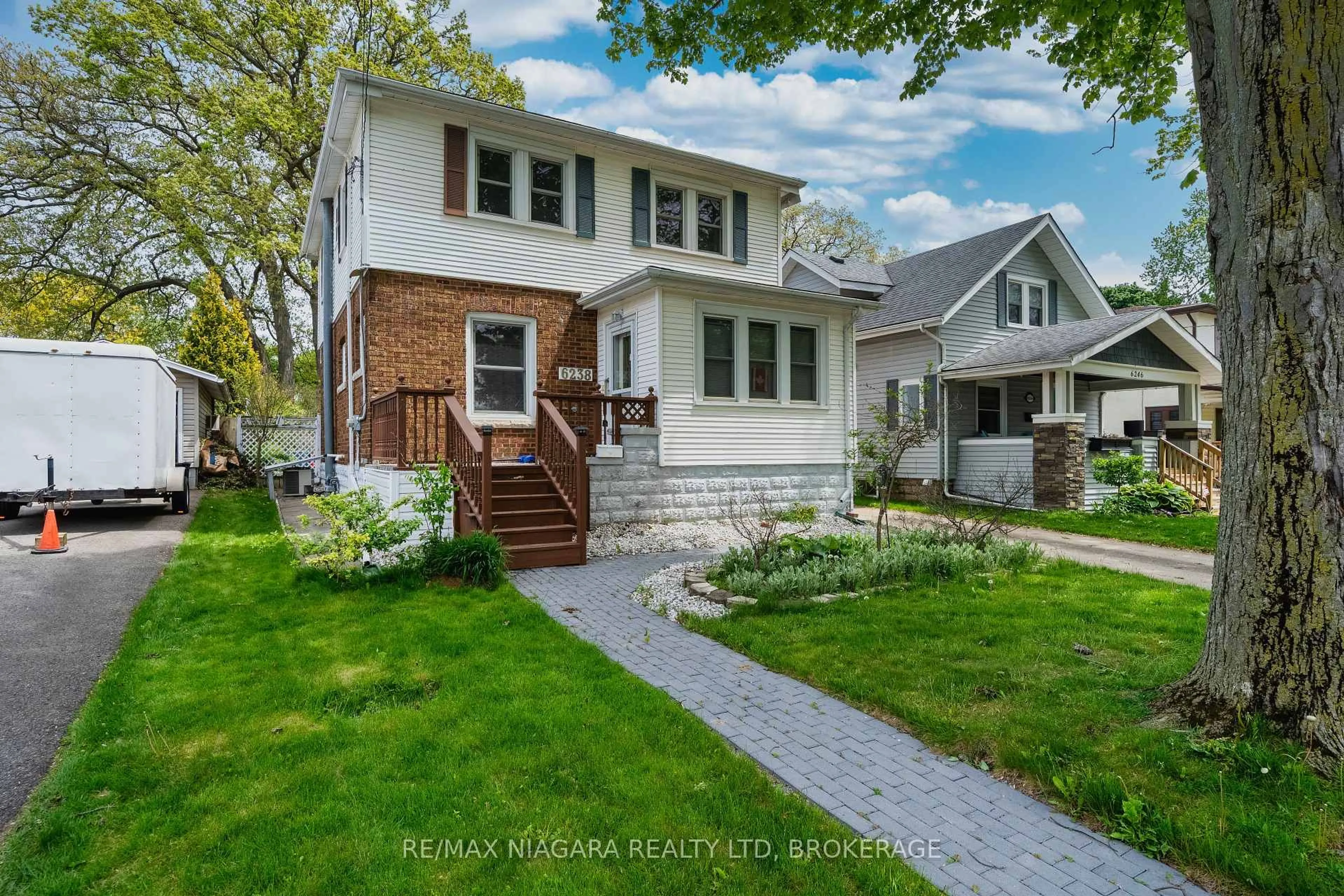 Home with vinyl exterior material, street for 6238 Pine Grove Ave, Niagara Falls Ontario L2G 4J2