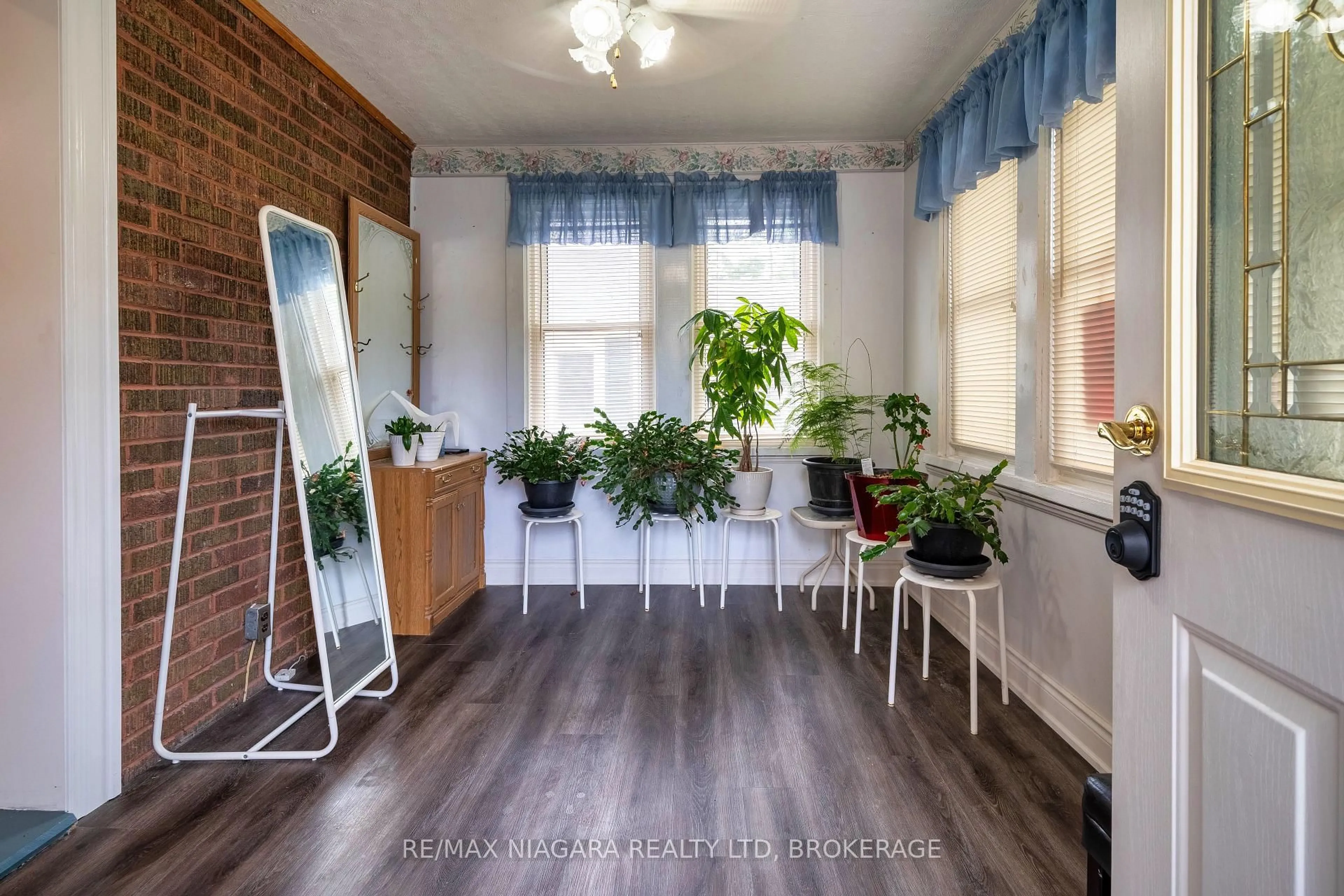 Indoor entryway for 6238 Pine Grove Ave, Niagara Falls Ontario L2G 4J2