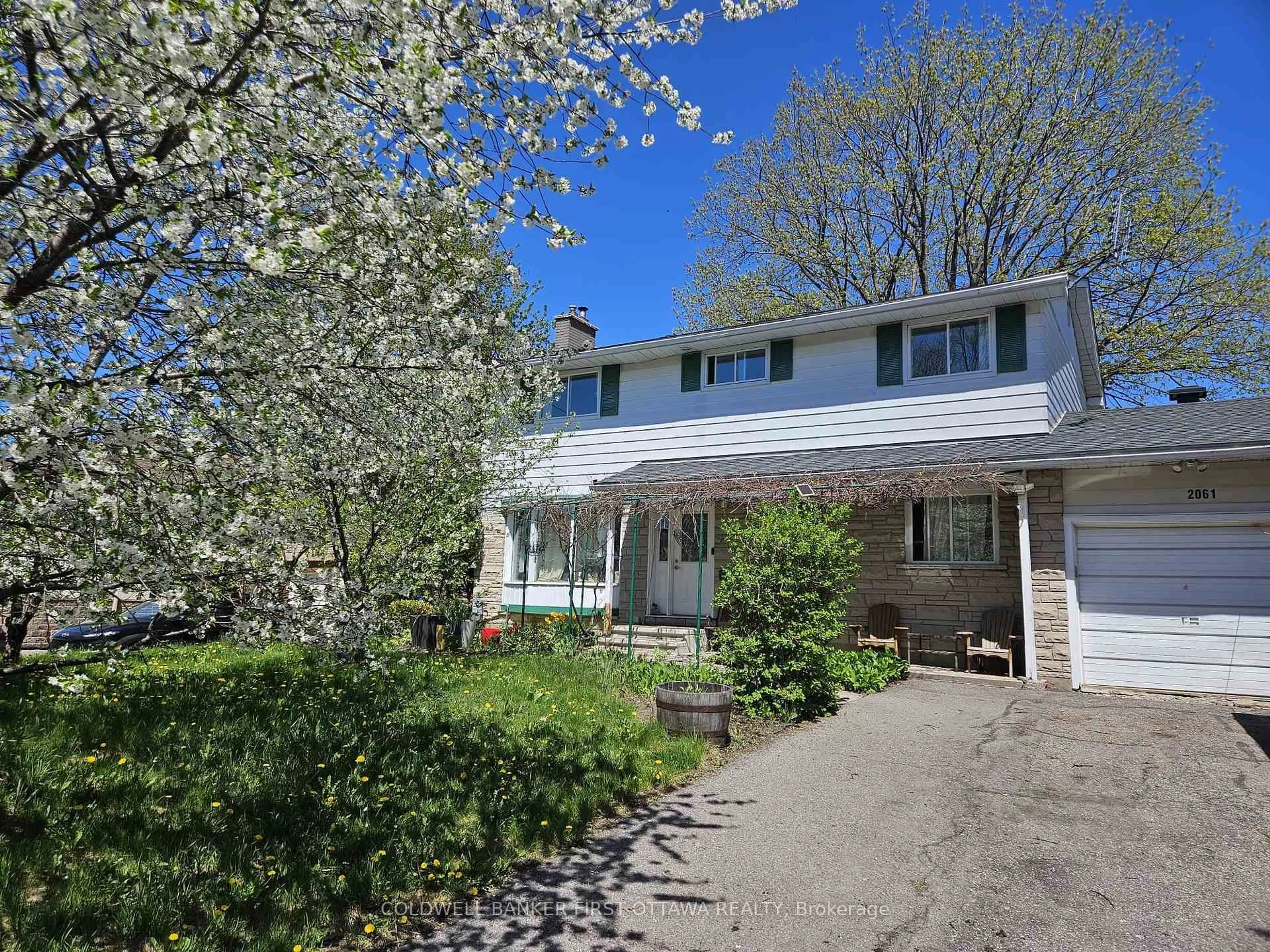 A pic from outside/outdoor area/front of a property/back of a property/a pic from drone, street for 2061 Balharrie Ave, Ottawa Ontario K1G 1G2