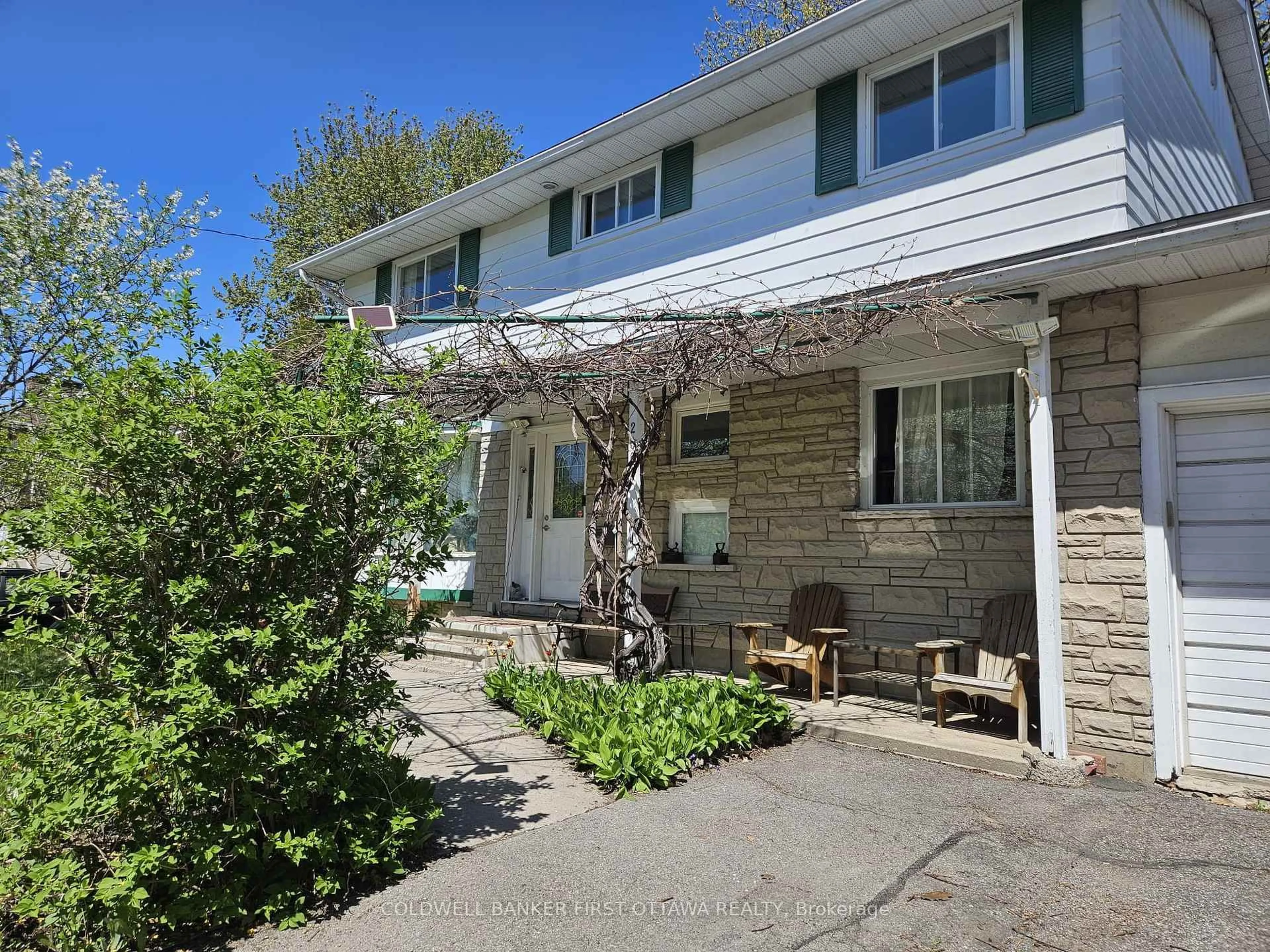 Unknown for 2061 Balharrie Ave, Ottawa Ontario K1G 1G2
