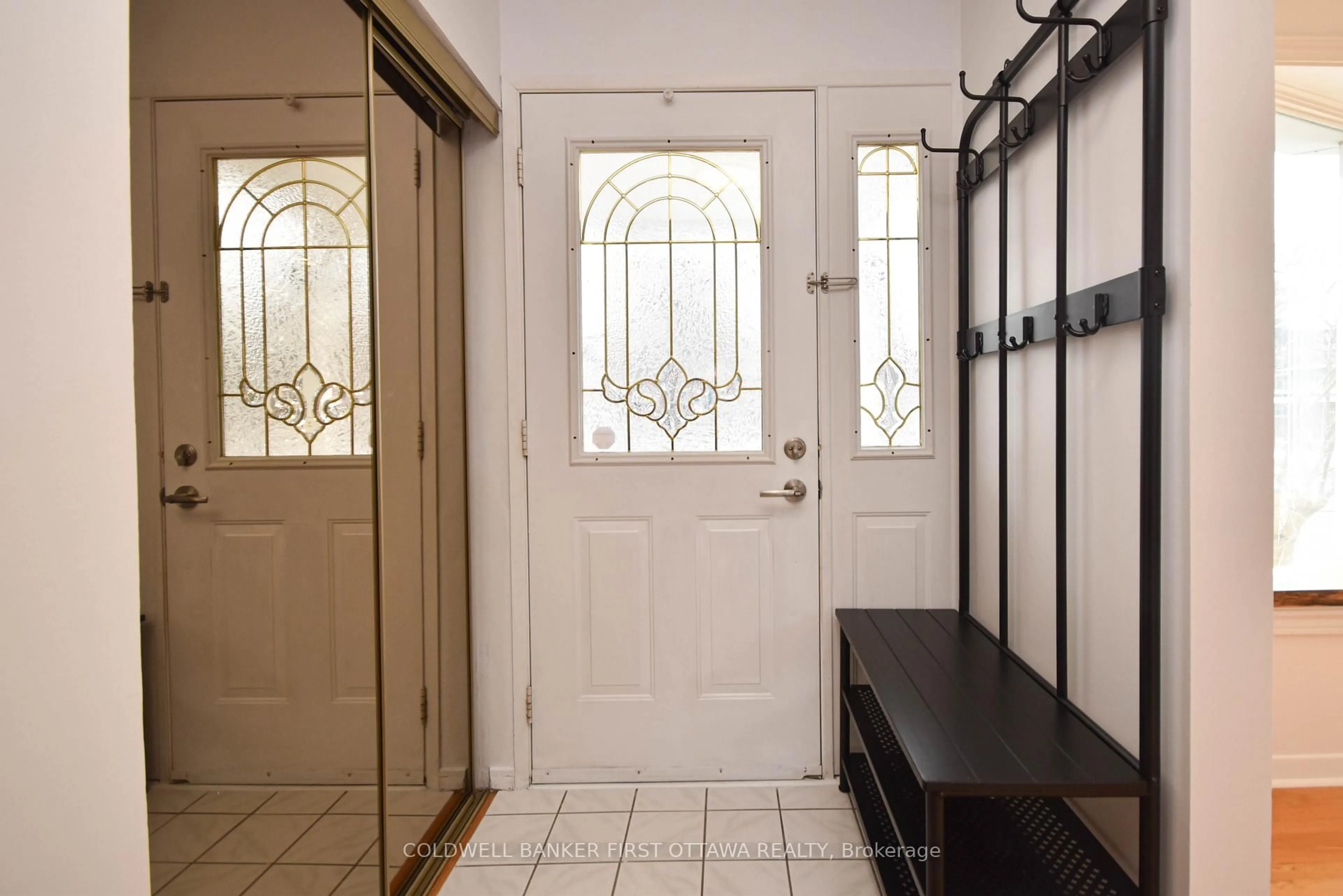 Indoor entryway for 2061 Balharrie Ave, Ottawa Ontario K1G 1G2