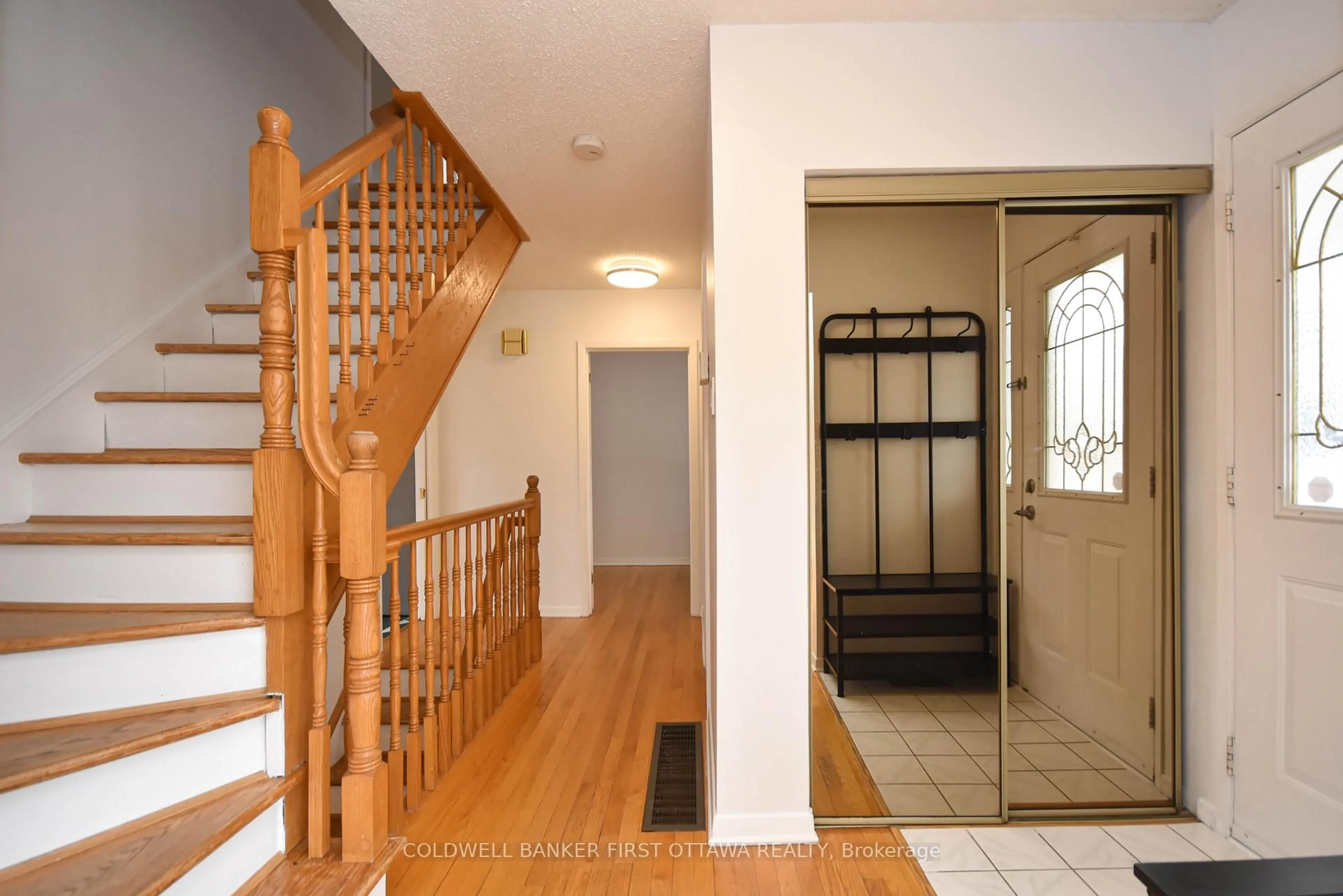 Indoor foyer for 2061 Balharrie Ave, Ottawa Ontario K1G 1G2