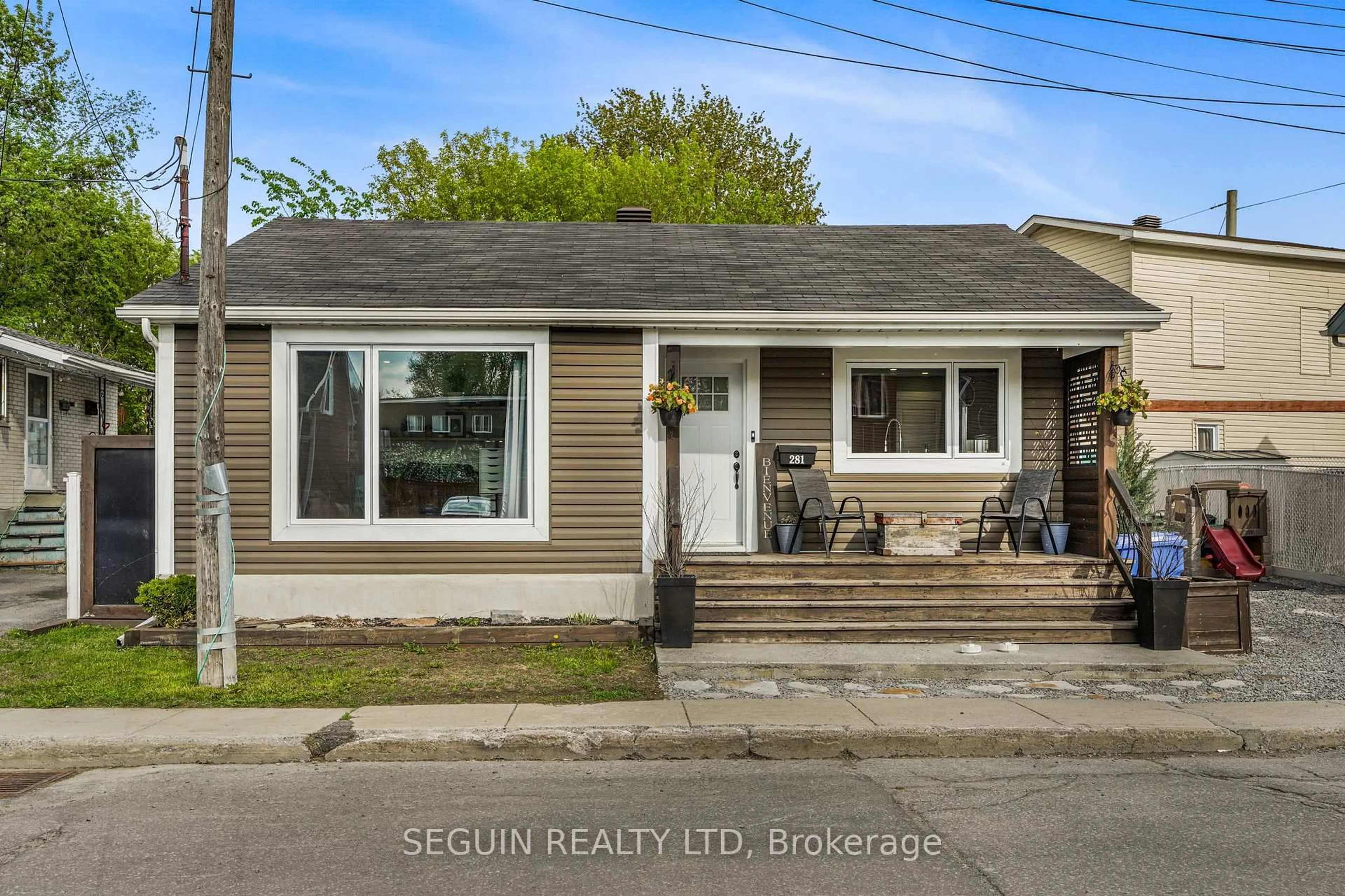 Home with vinyl exterior material, street for 281 Hampden St, Hawkesbury Ontario K6A 1Y4