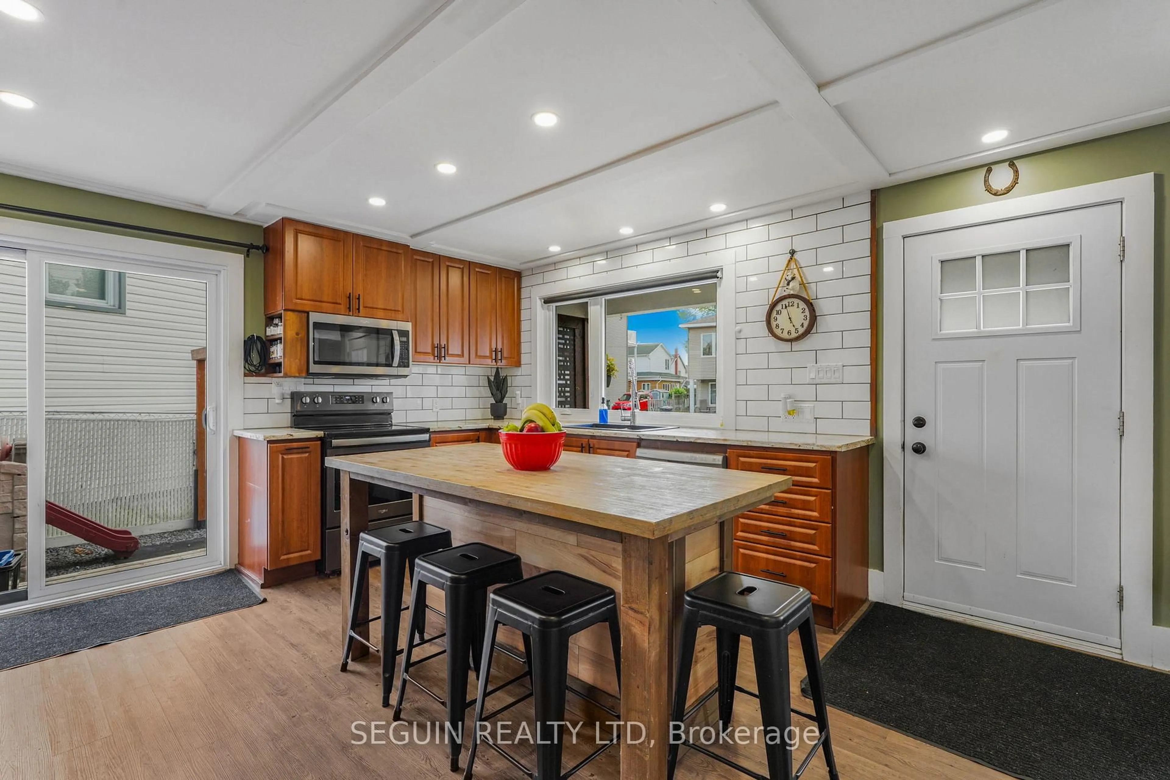 Open concept kitchen, ceramic/tile floor for 281 Hampden St, Hawkesbury Ontario K6A 1Y4