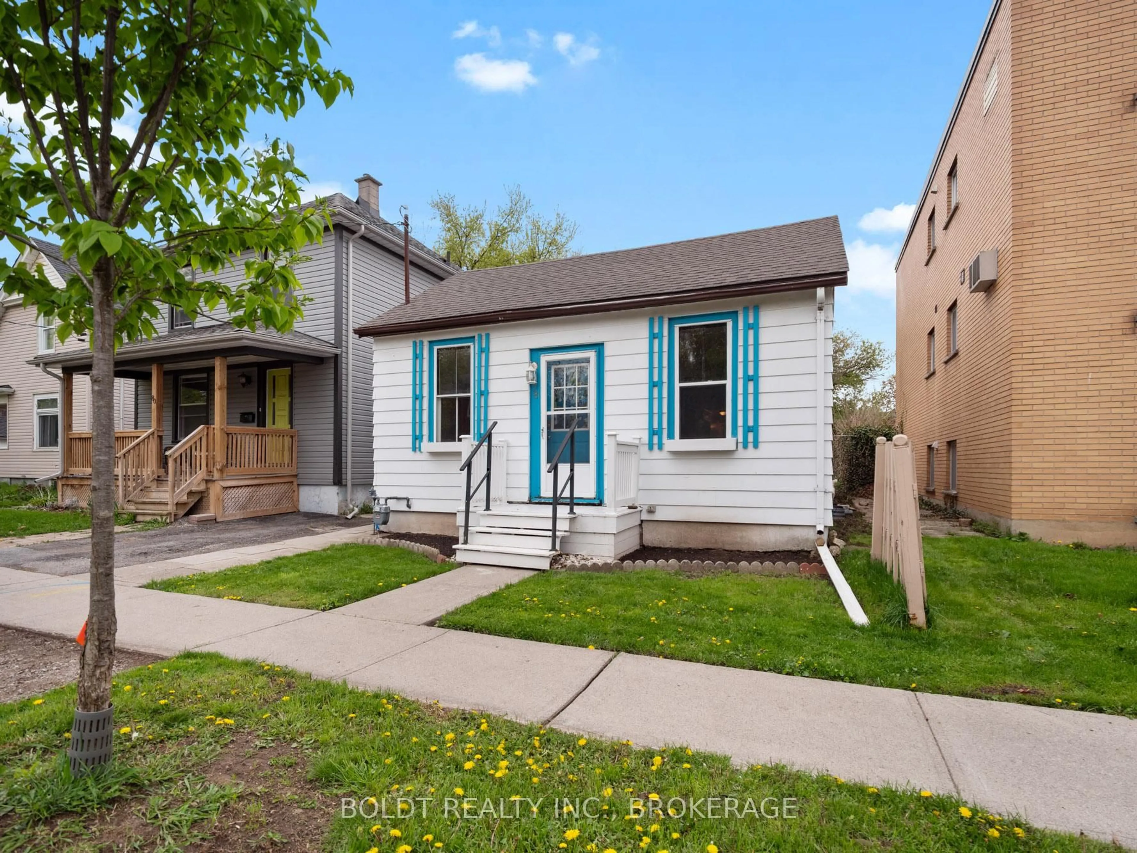 Home with vinyl exterior material, street for 78 Maple St, St. Catharines Ontario L2R 2B2