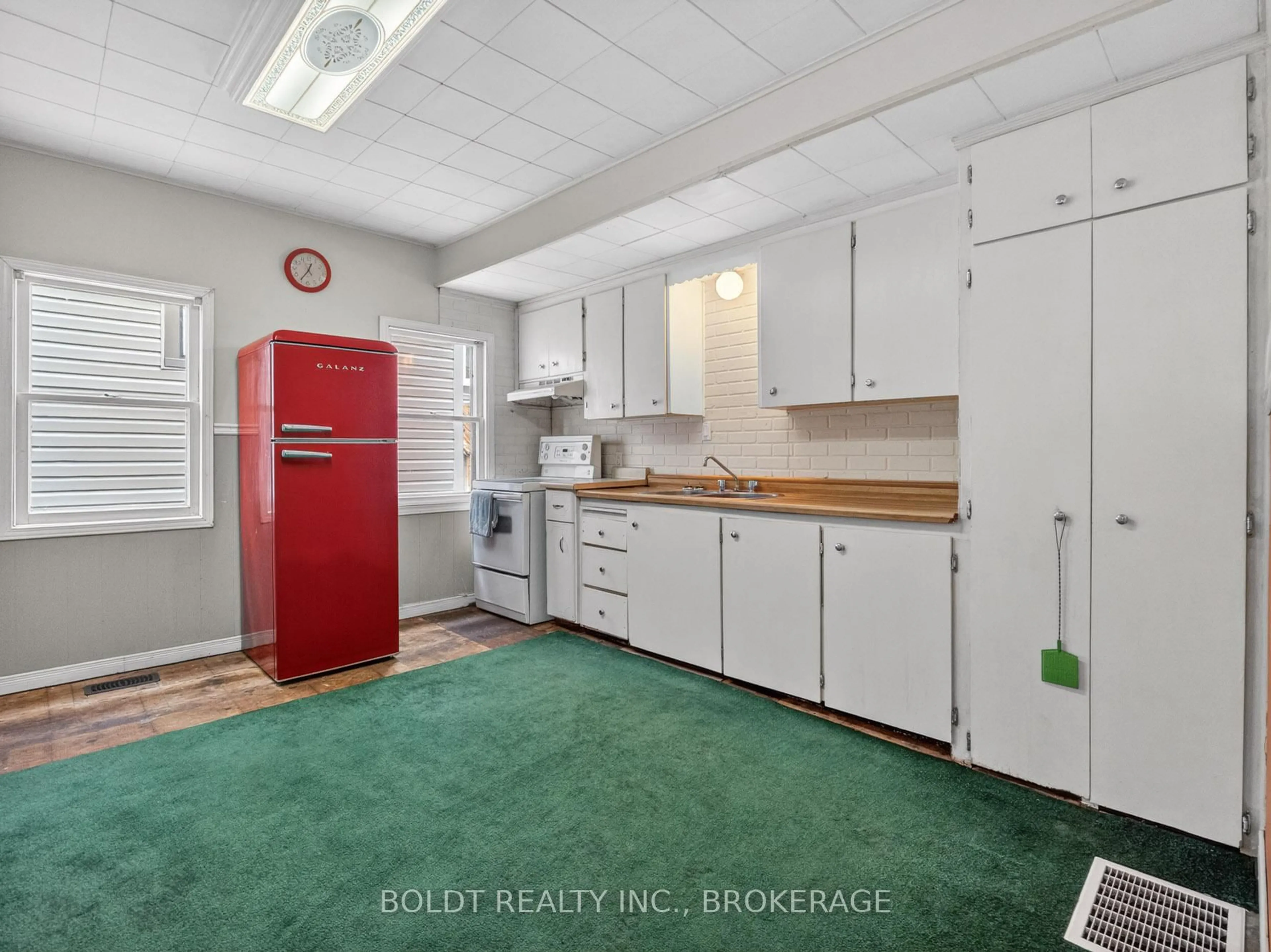 Standard kitchen, unknown for 78 Maple St, St. Catharines Ontario L2R 2B2