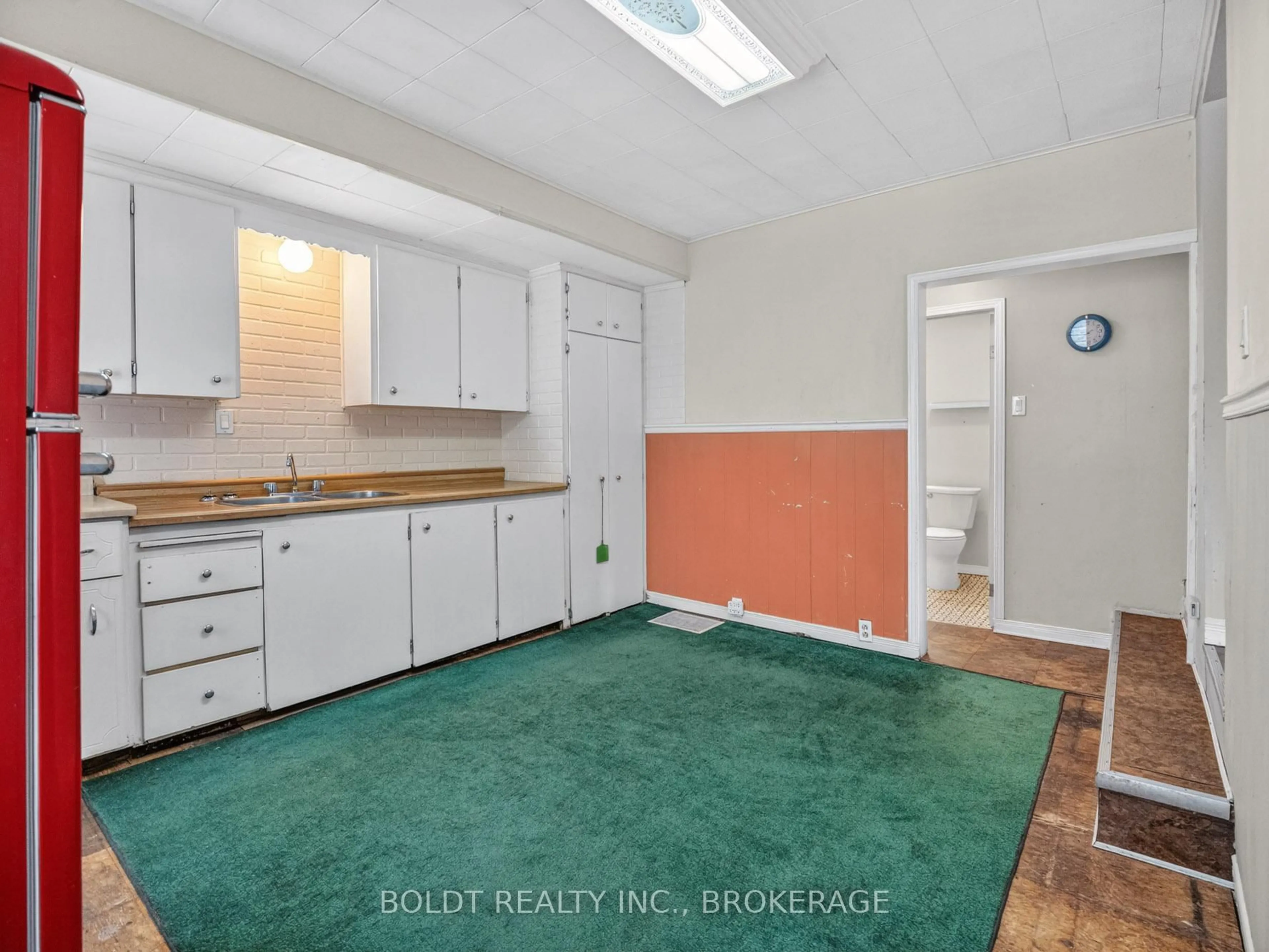 A pic of a room for 78 Maple St, St. Catharines Ontario L2R 2B2