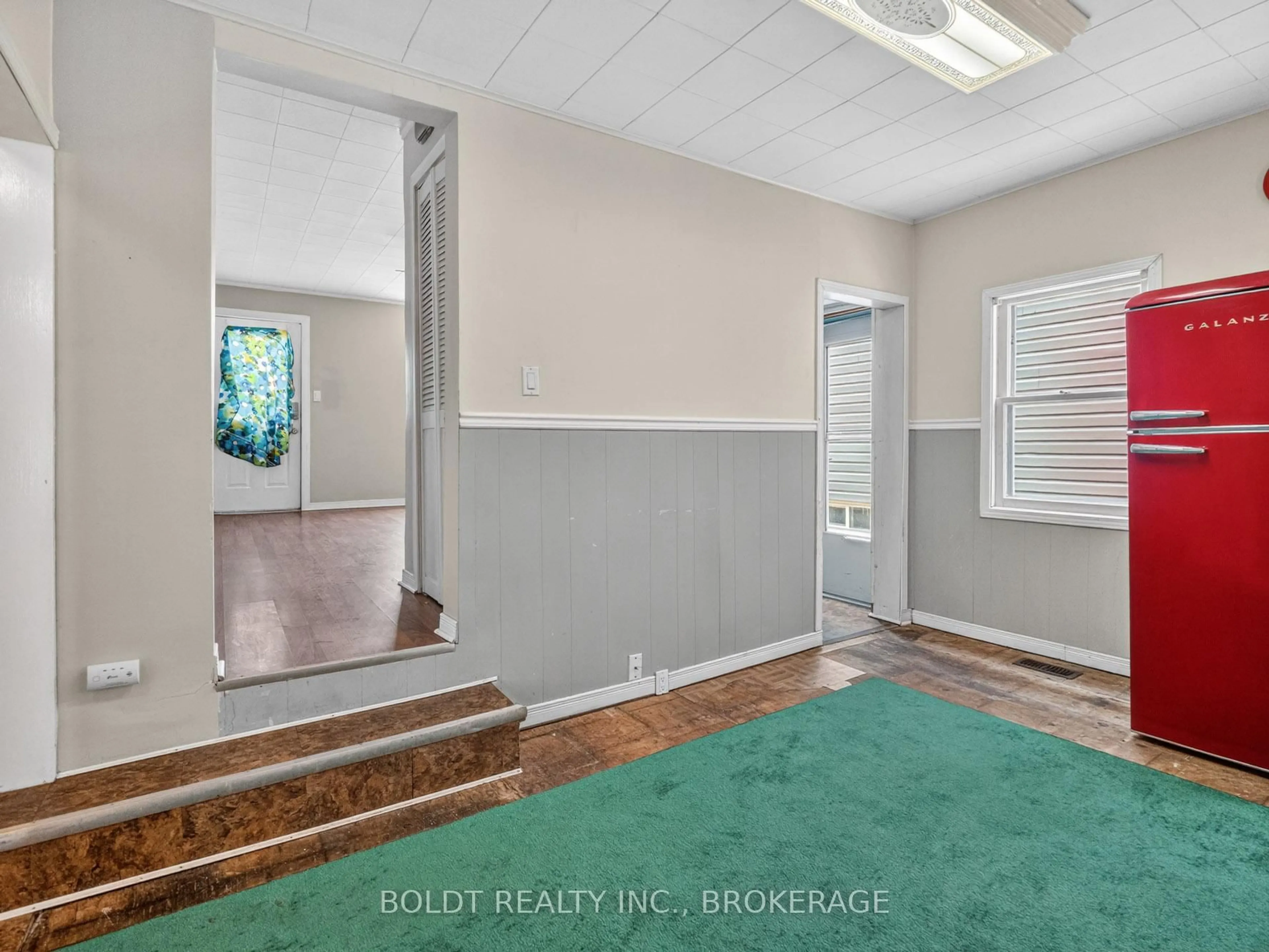 A pic of a room for 78 Maple St, St. Catharines Ontario L2R 2B2