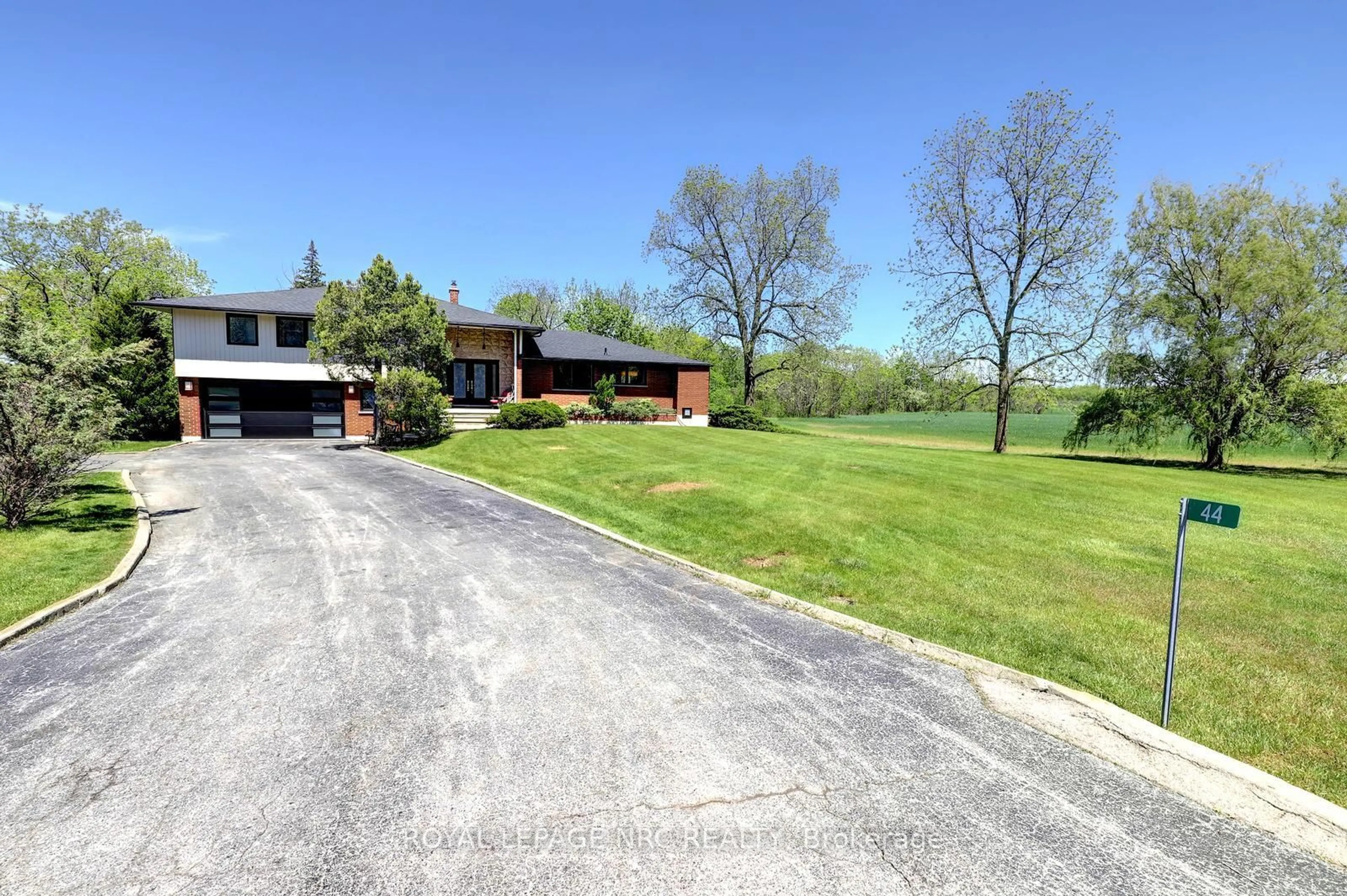 A pic from outside/outdoor area/front of a property/back of a property/a pic from drone, unknown for 44 Fifty Rd, Hamilton Ontario L8J 2X6
