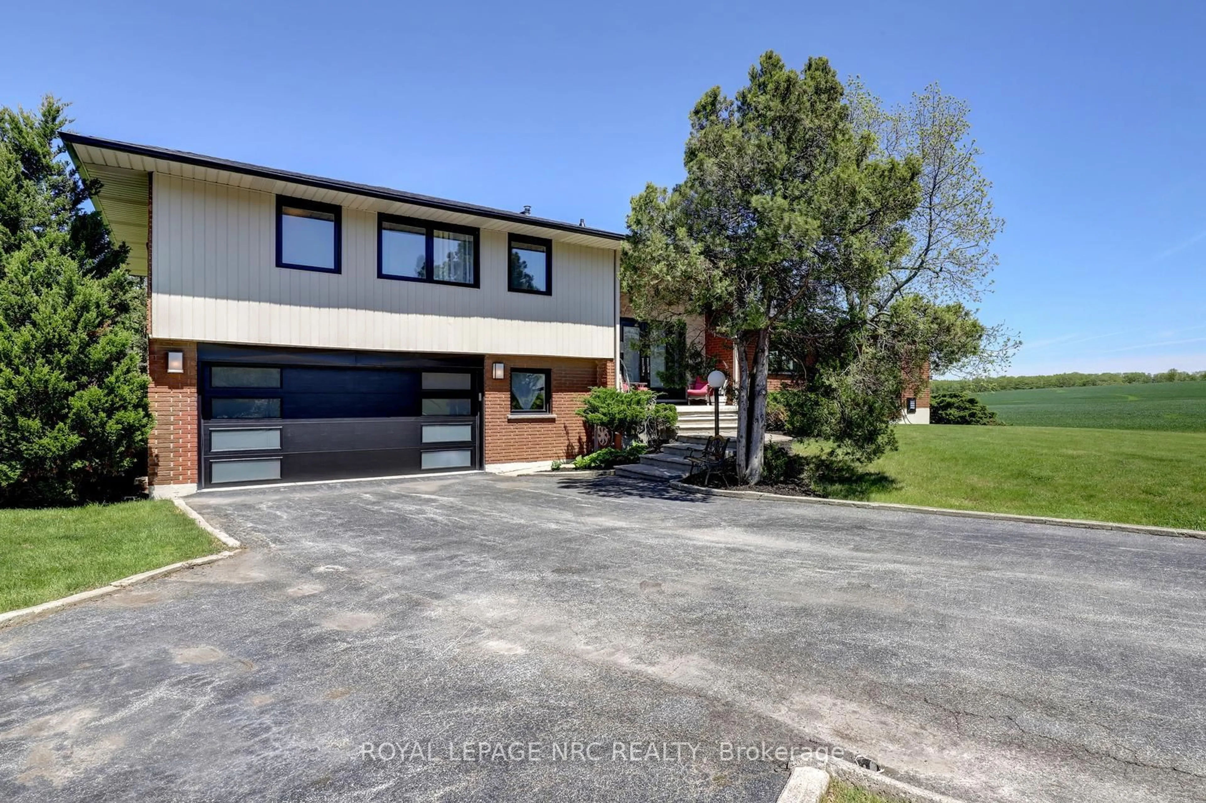 A pic from outside/outdoor area/front of a property/back of a property/a pic from drone, street for 44 Fifty Rd, Hamilton Ontario L8J 2X6