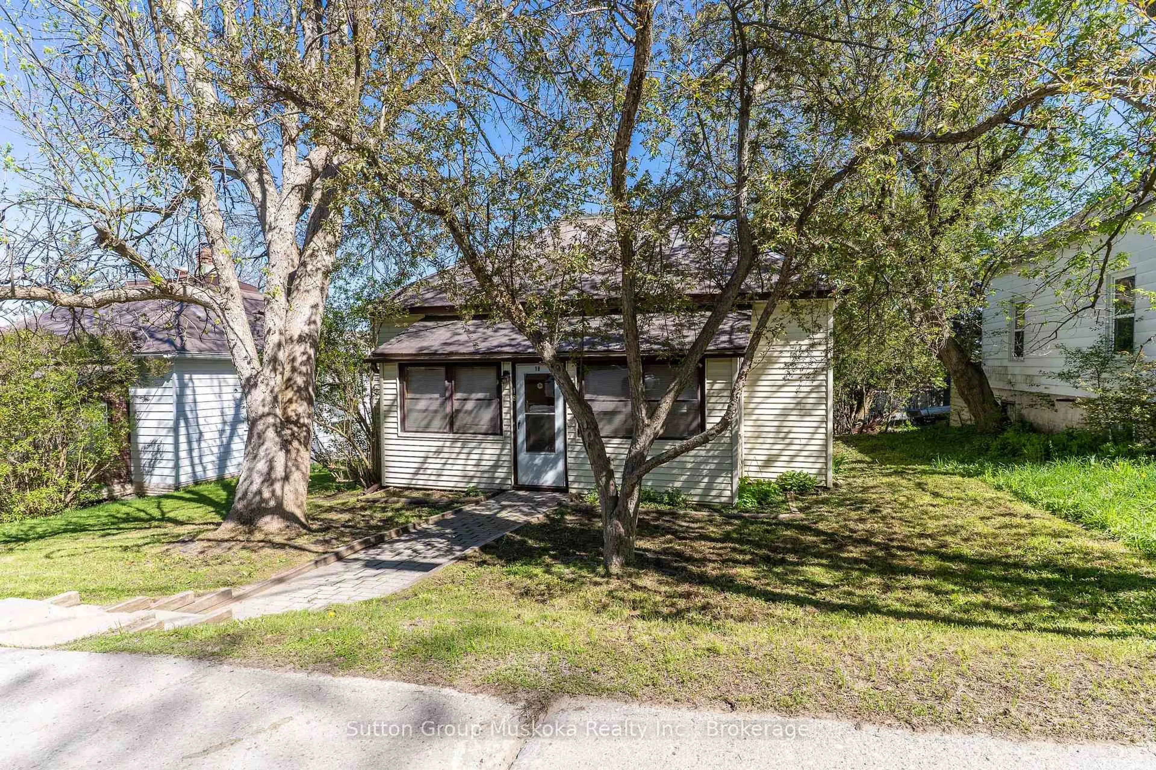 Unknown for 18 Susan St, Huntsville Ontario P1H 1X4