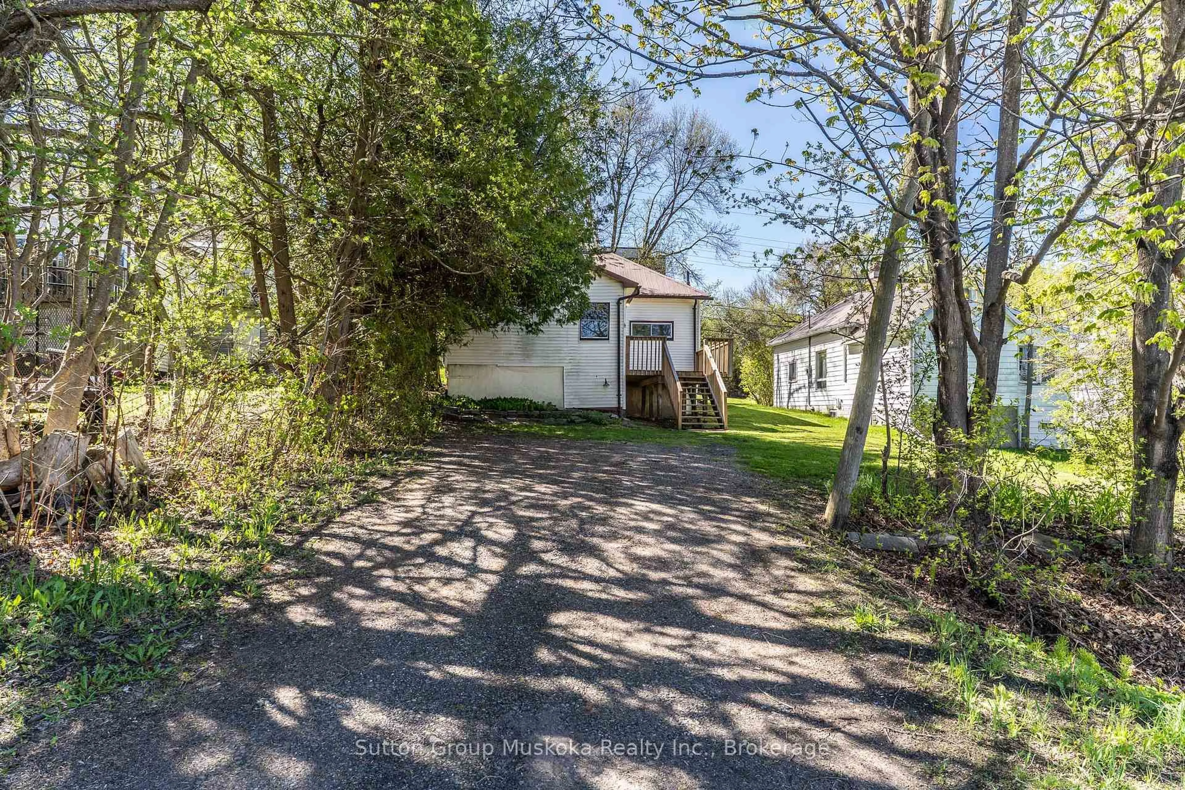 A pic from outside/outdoor area/front of a property/back of a property/a pic from drone, street for 18 Susan St, Huntsville Ontario P1H 1X4