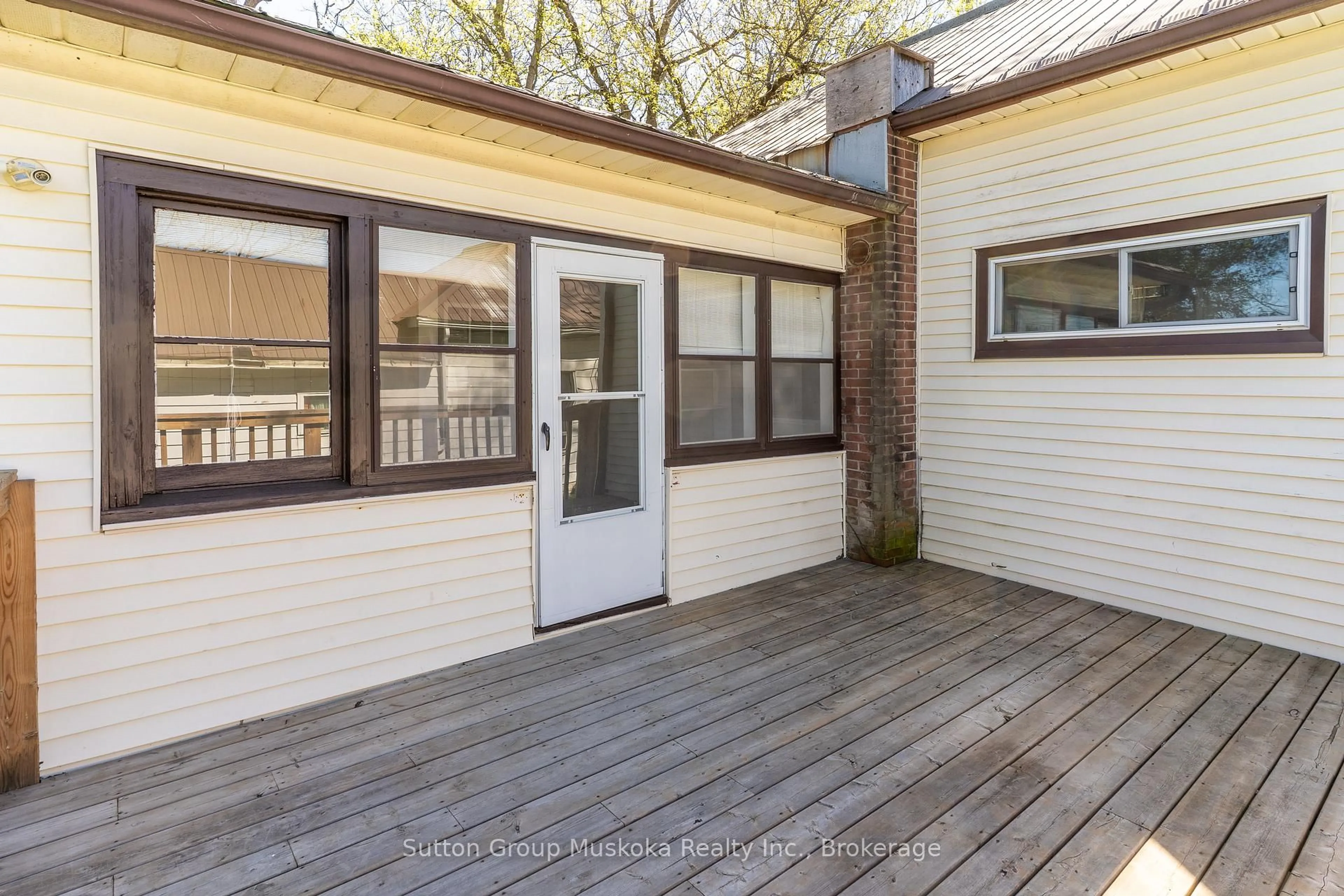 Unknown for 18 Susan St, Huntsville Ontario P1H 1X4