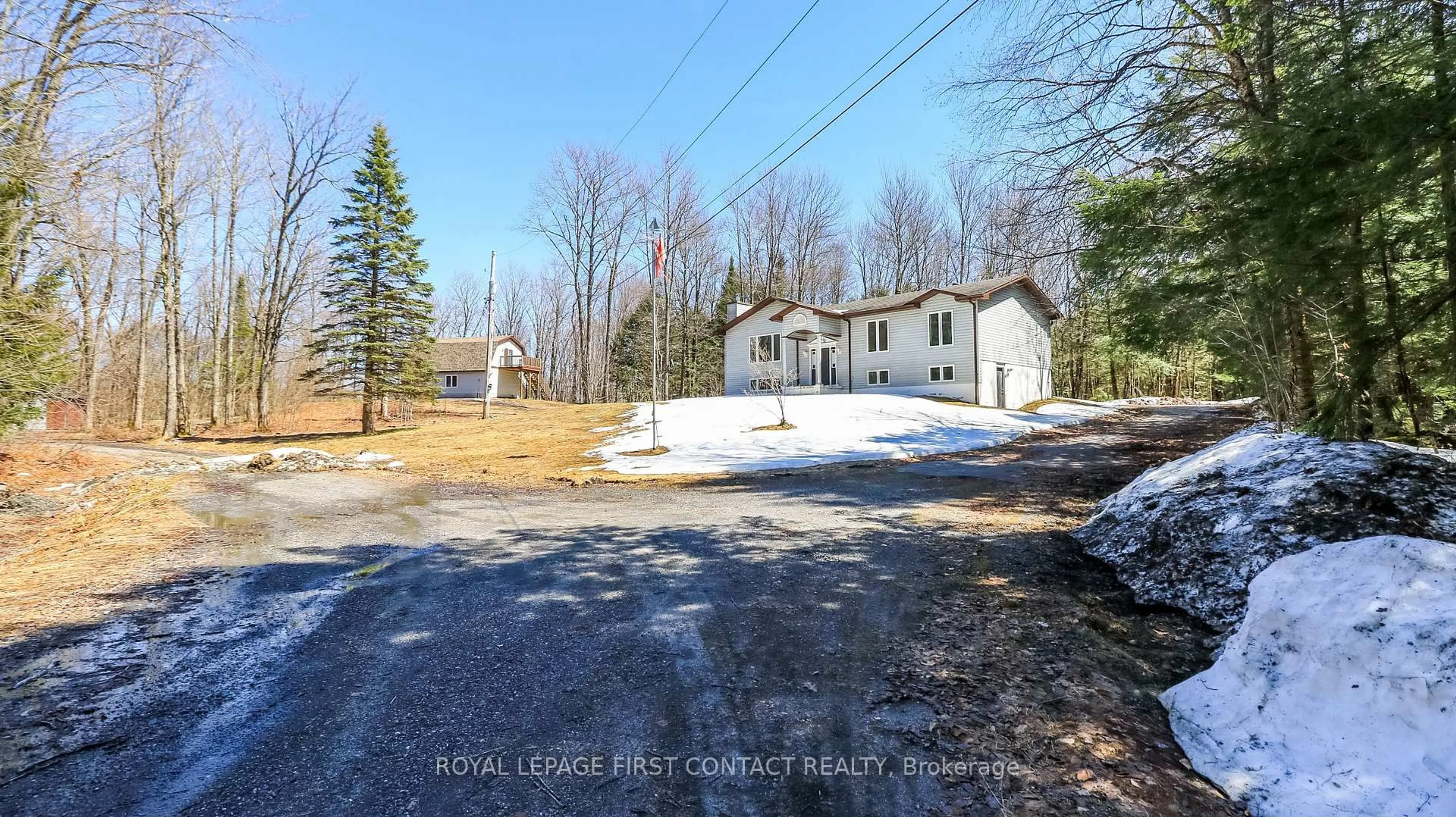A pic from outside/outdoor area/front of a property/back of a property/a pic from drone, unknown for 1518 Lone Pine Dr, Bracebridge Ontario P1L 1X4