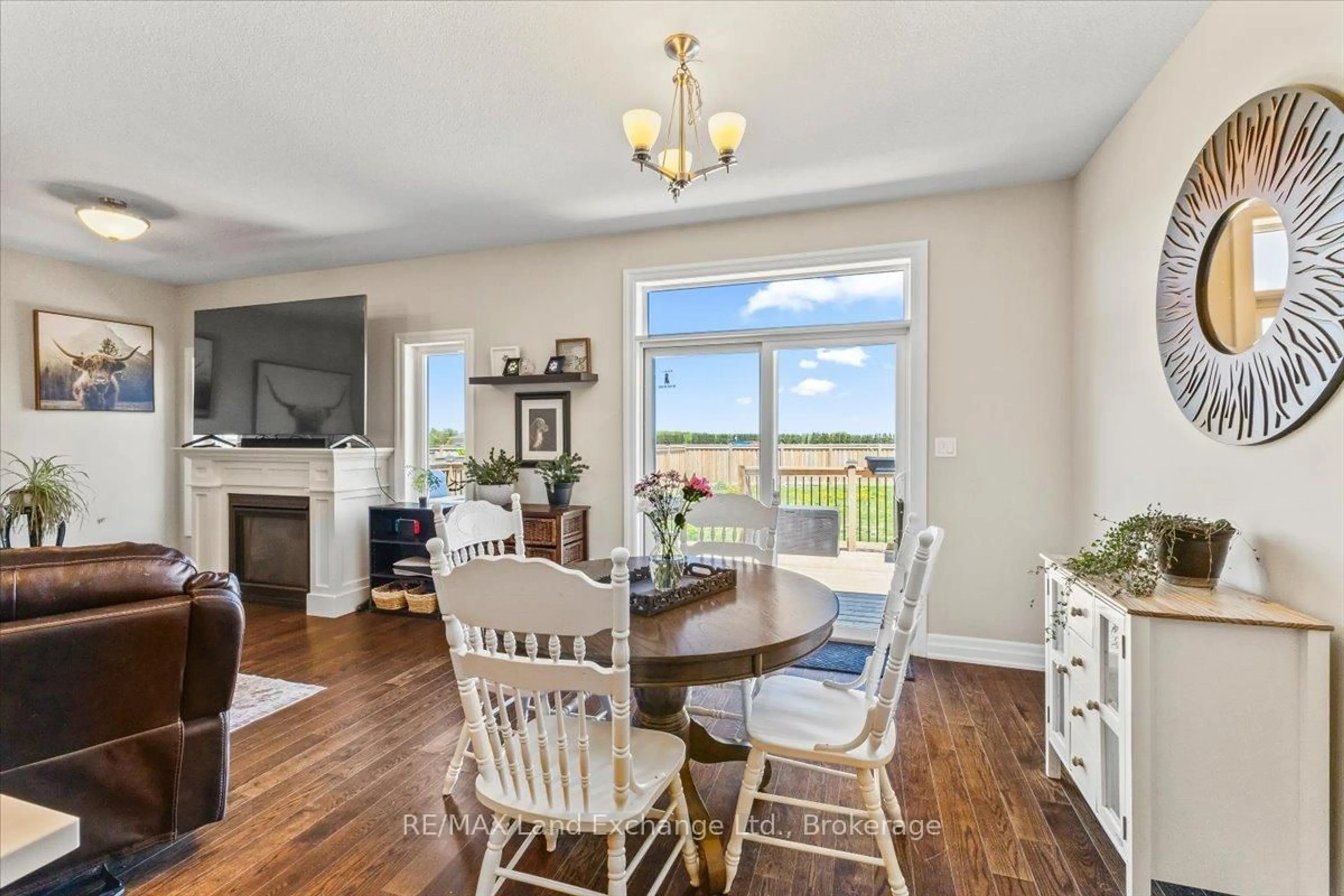 Dining room, wood/laminate floor for 395 Mary Rose Ave, Saugeen Shores Ontario N0H 2C3