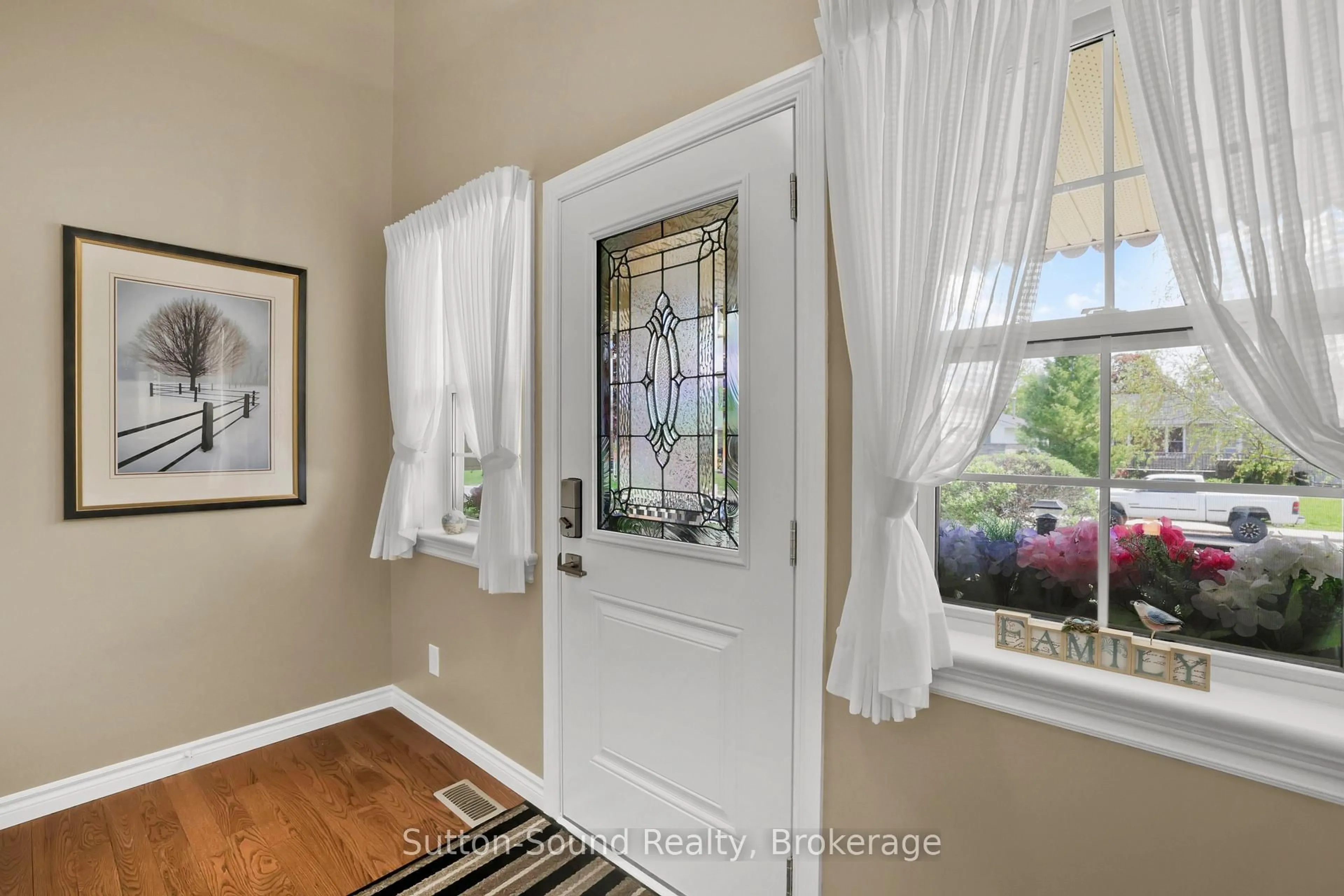 Indoor entryway for 900 10th Ave, Owen Sound Ontario N4K 3H7