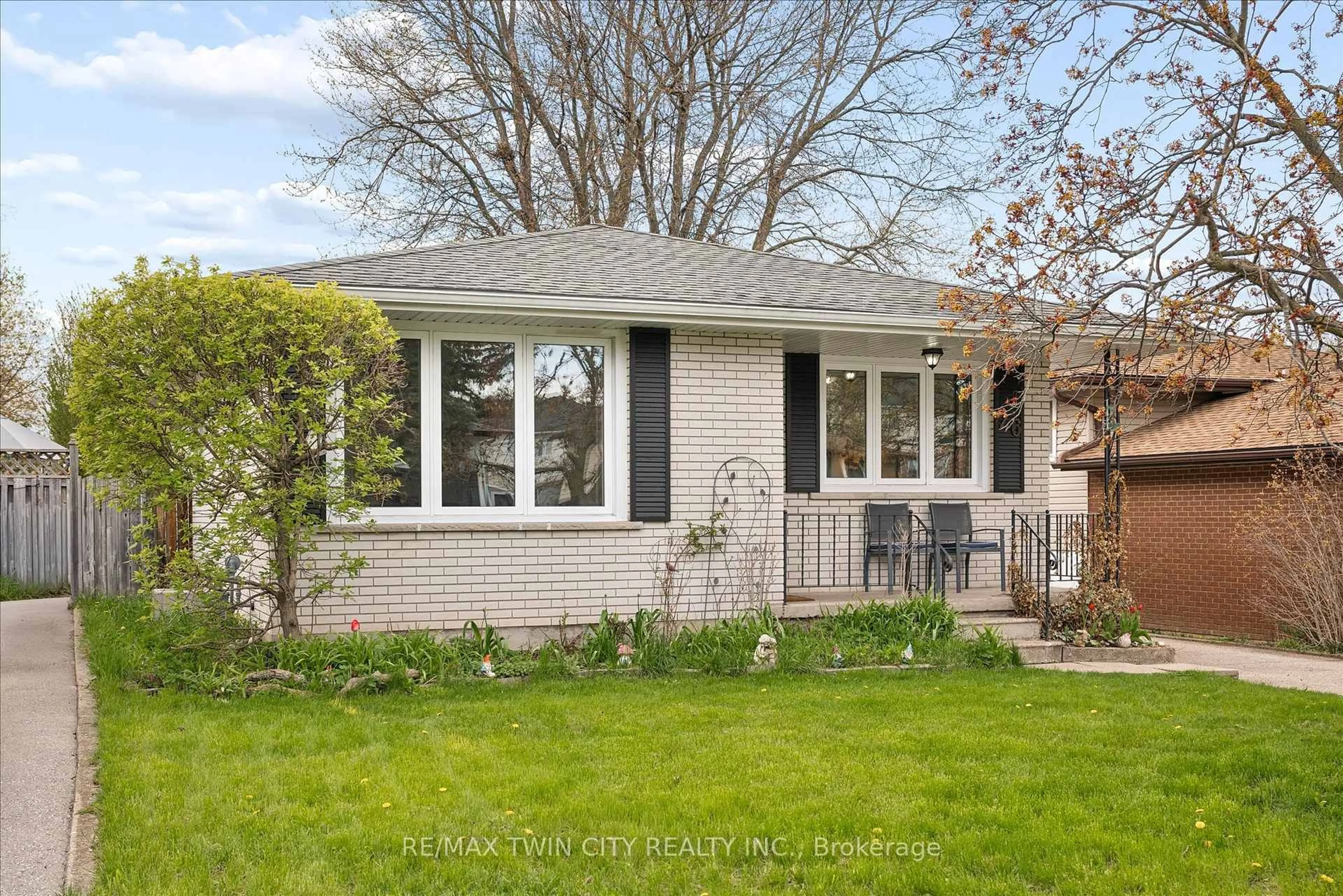 Home with vinyl exterior material, street for 26 Tutton Pl, Cambridge Ontario N1R 4S8