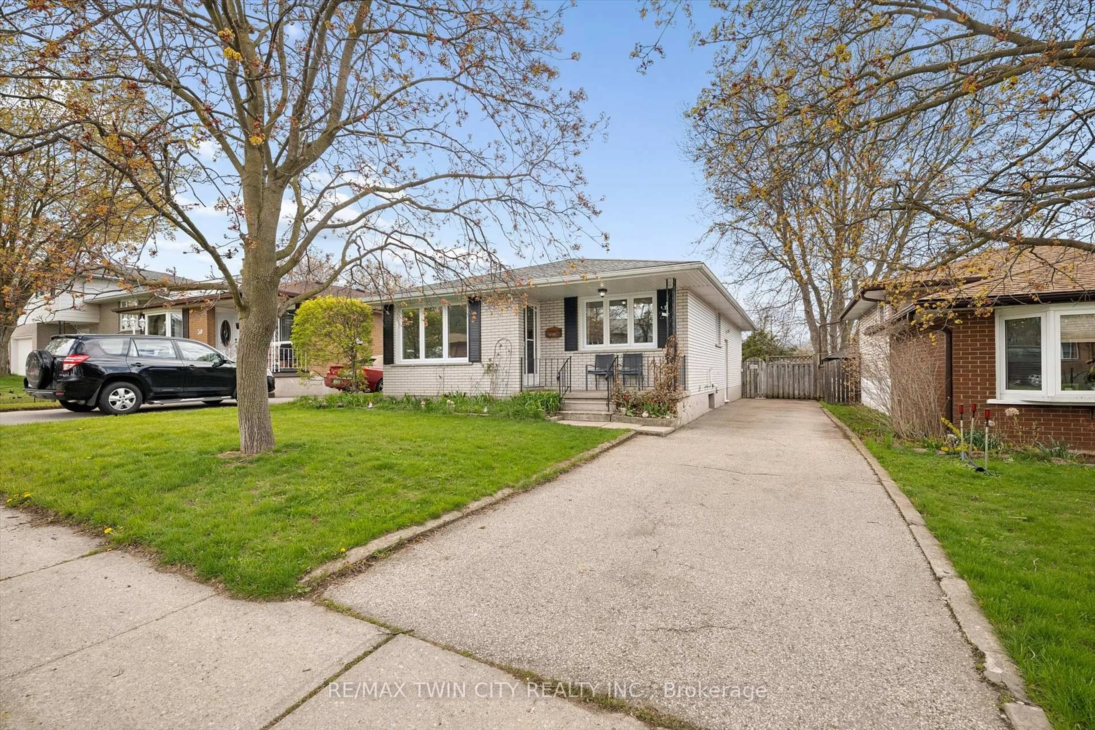Home with vinyl exterior material, street for 26 Tutton Pl, Cambridge Ontario N1R 4S8