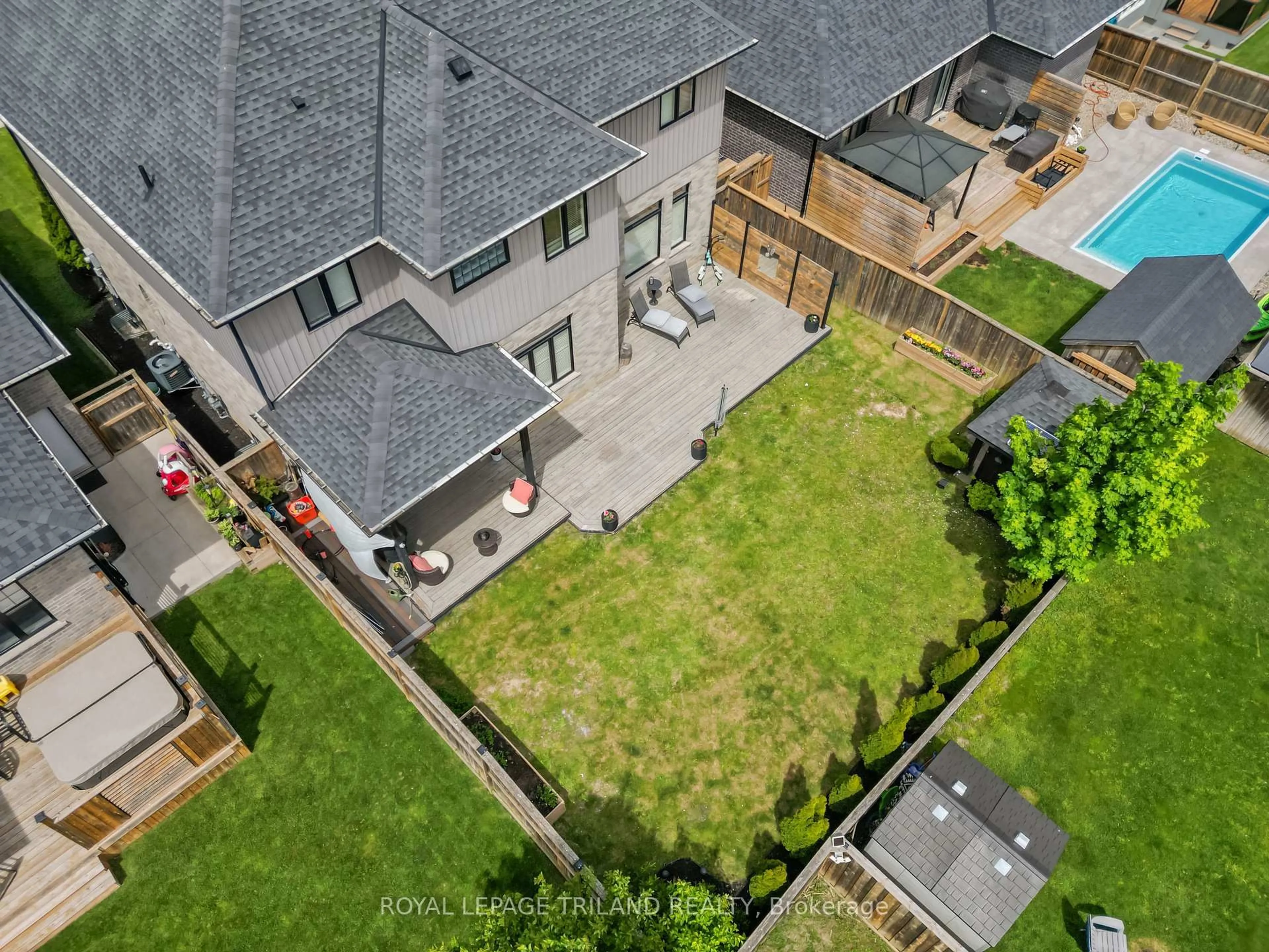 A pic from outside/outdoor area/front of a property/back of a property/a pic from drone, street for 158 Acton St, Strathroy-Caradoc Ontario N7G 0C7