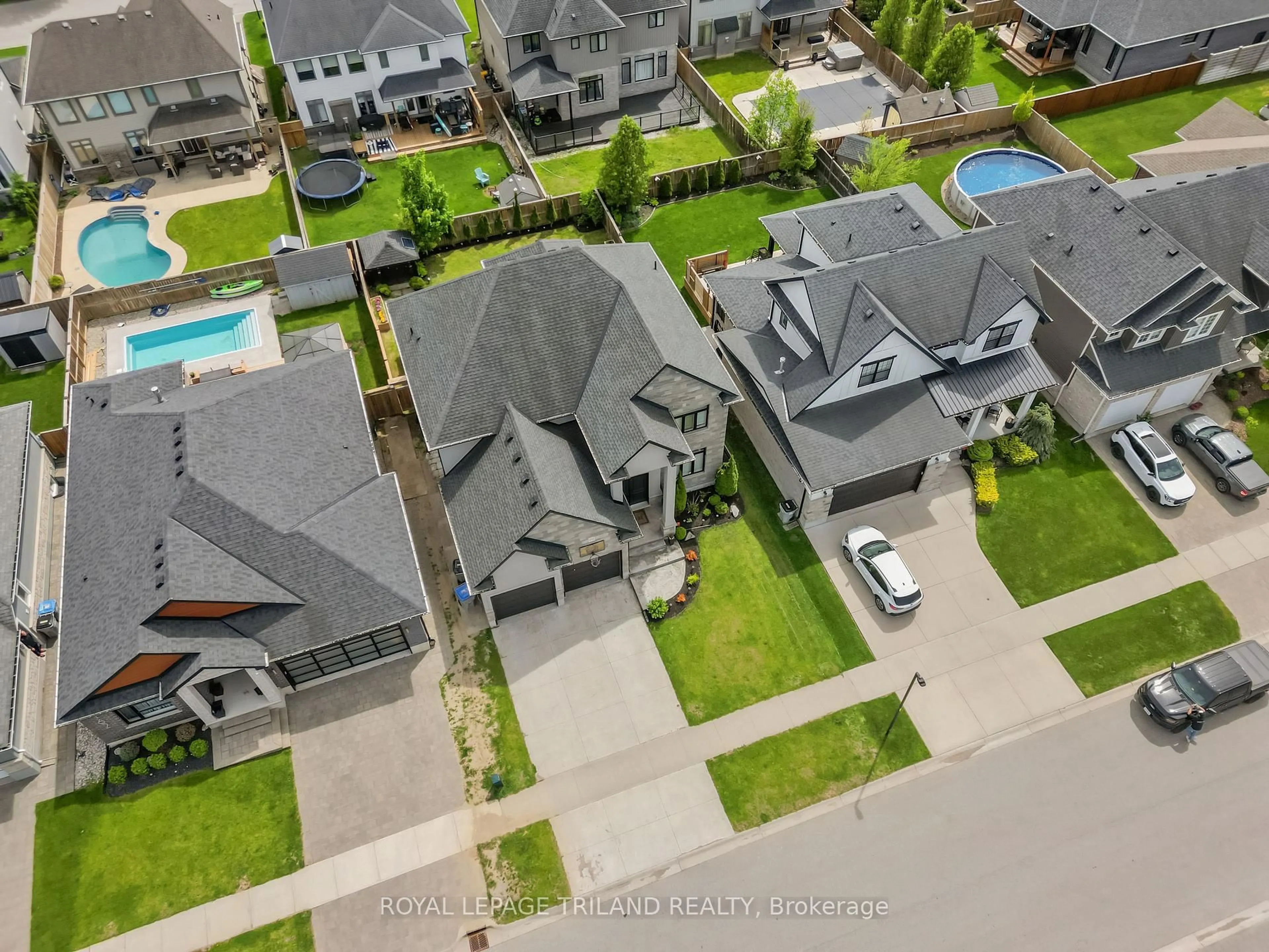 A pic from outside/outdoor area/front of a property/back of a property/a pic from drone, street for 158 Acton St, Strathroy-Caradoc Ontario N7G 0C7