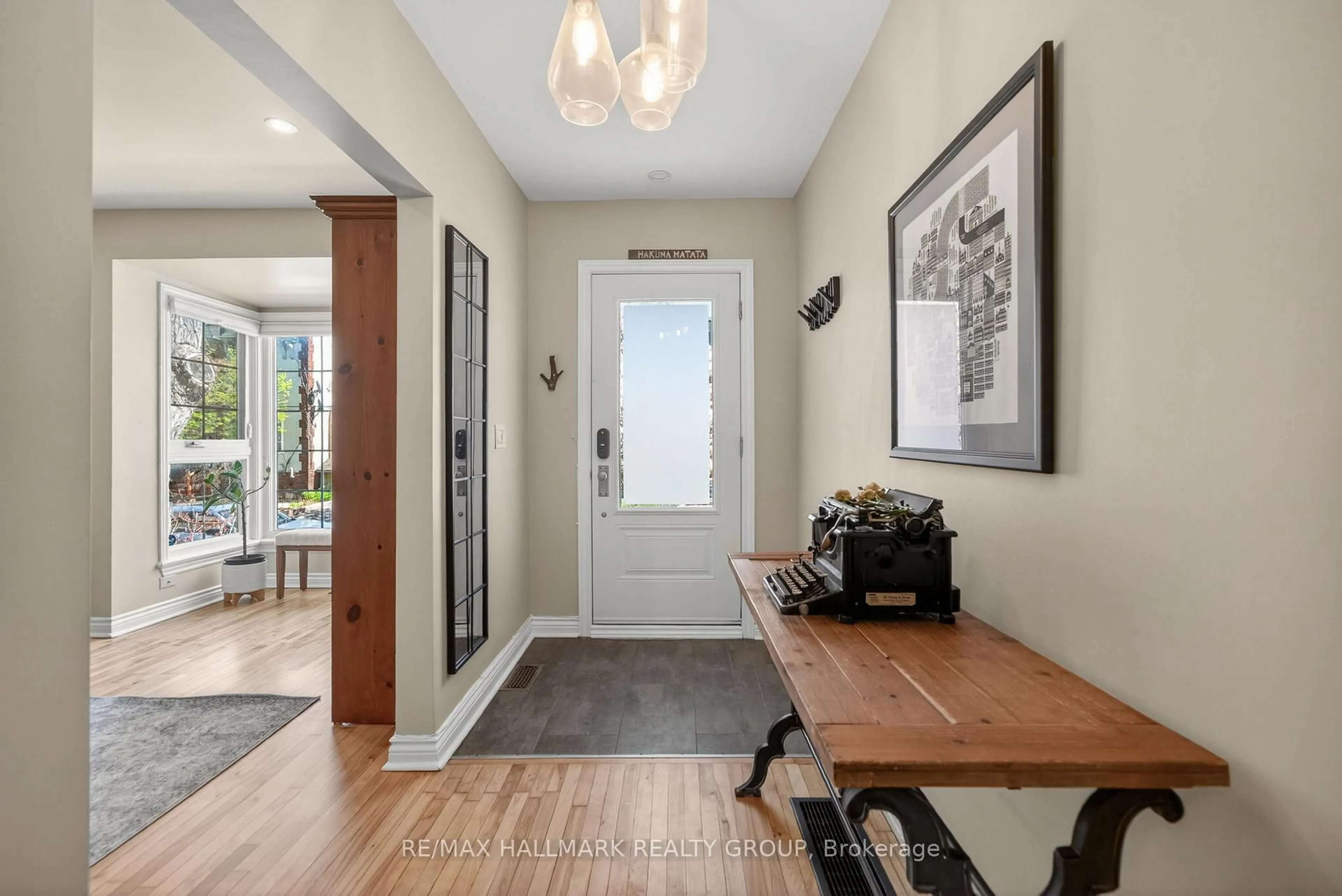 Indoor entryway for 45 STRATHCONA Ave, Ottawa Ontario K1S 1X3