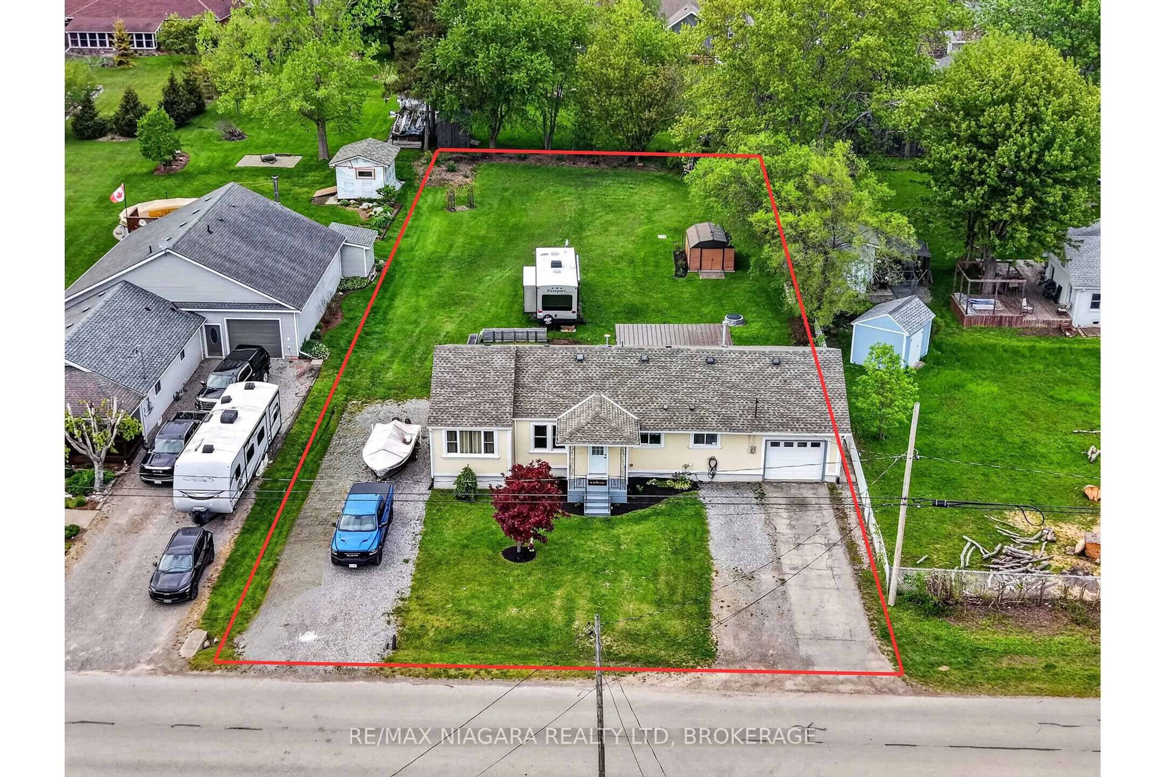 A pic from outside/outdoor area/front of a property/back of a property/a pic from drone, street for 3710 Brunswick Ave, Fort Erie Ontario L0S 1B0