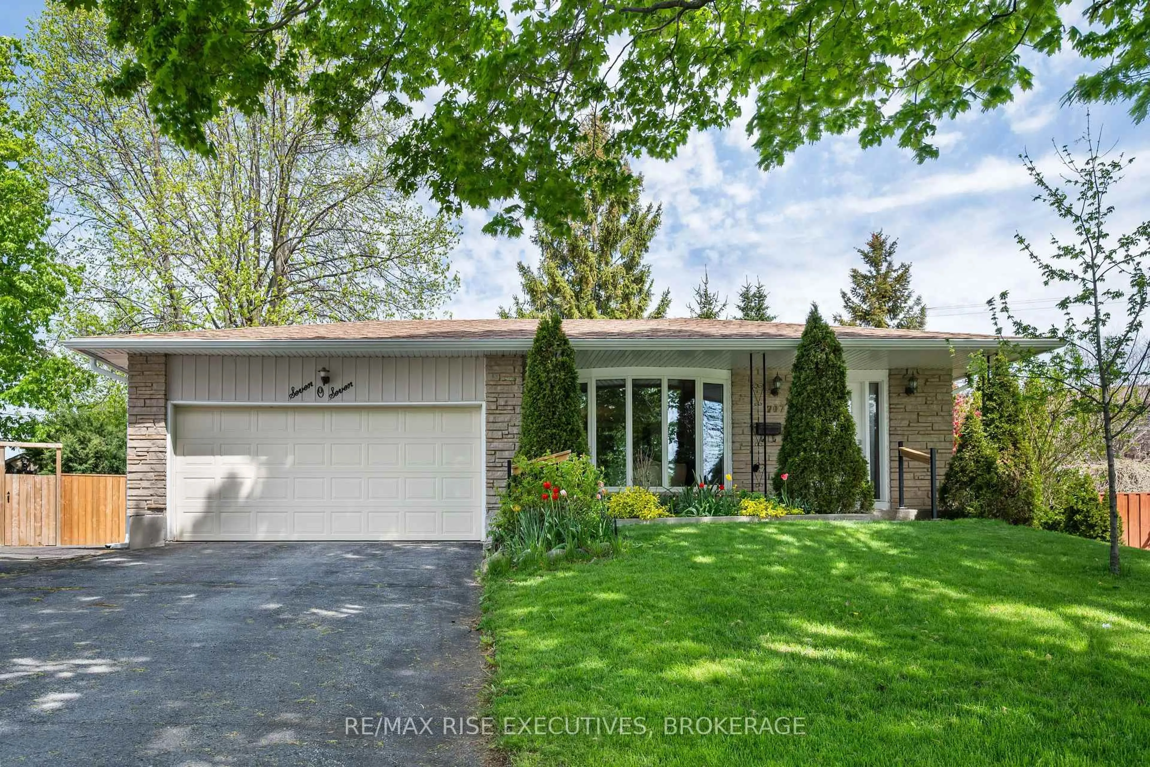 Home with vinyl exterior material, street for 707 Laidlaw Cres, Kingston Ontario K7M 5M3