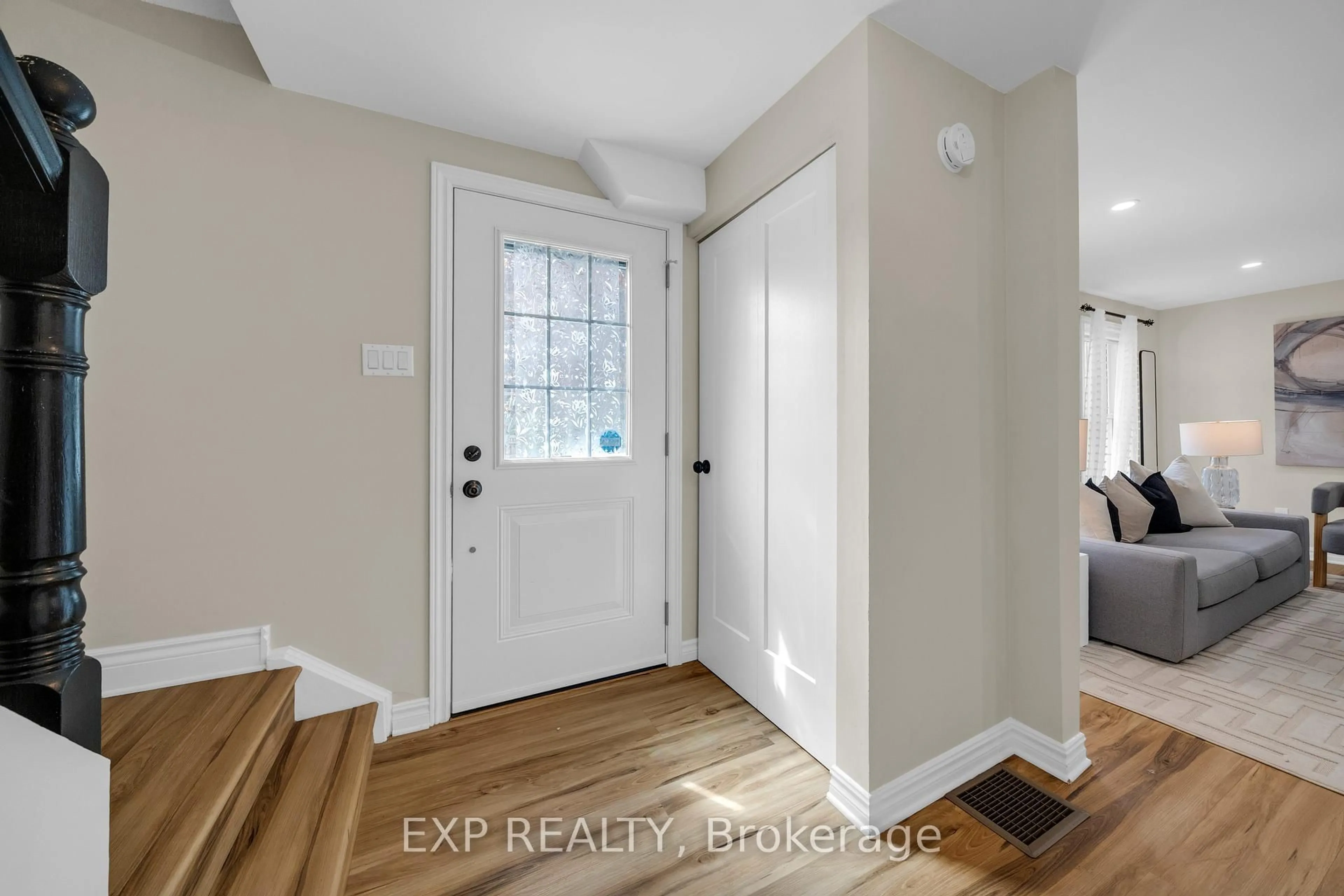 Indoor entryway for 26 Peachtree Cres, Cambridge Ontario N1S 4W5