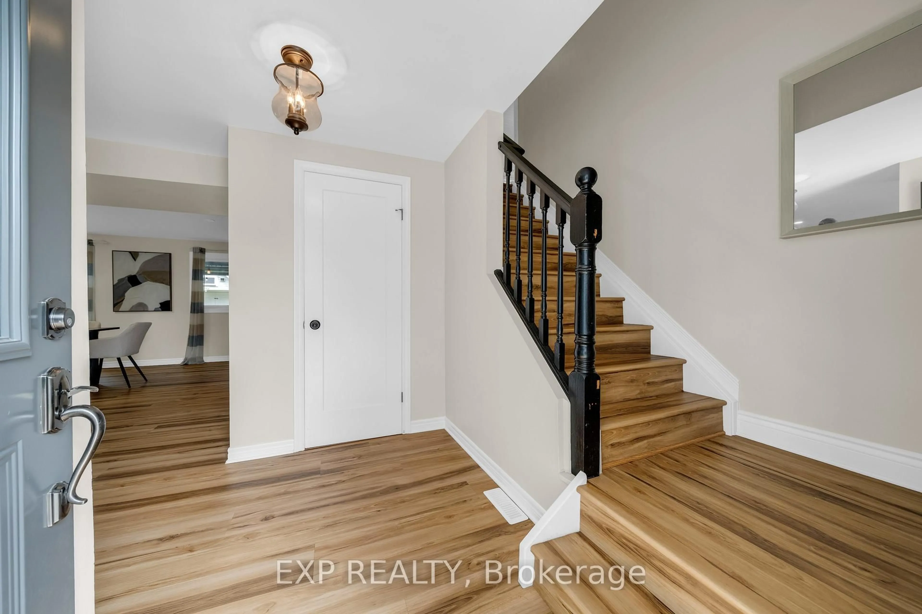 Indoor entryway for 26 Peachtree Cres, Cambridge Ontario N1S 4W5