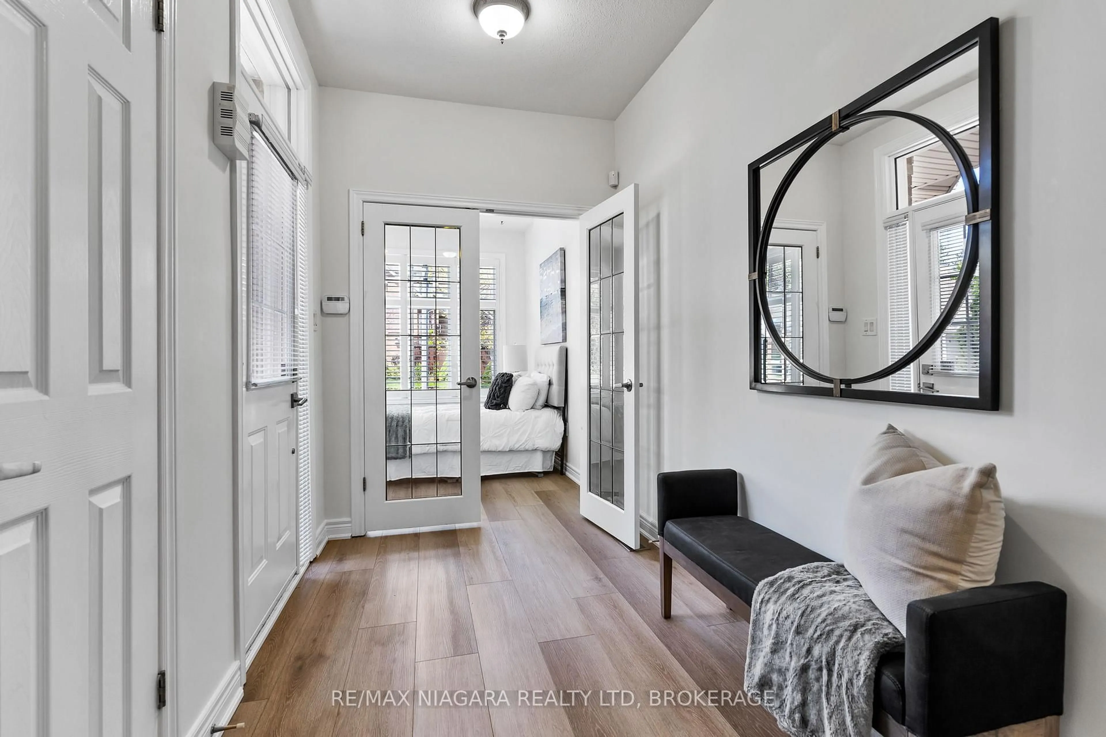 Indoor entryway for 2314 Stonehaven Ave, Niagara Falls Ontario L2J 4K1